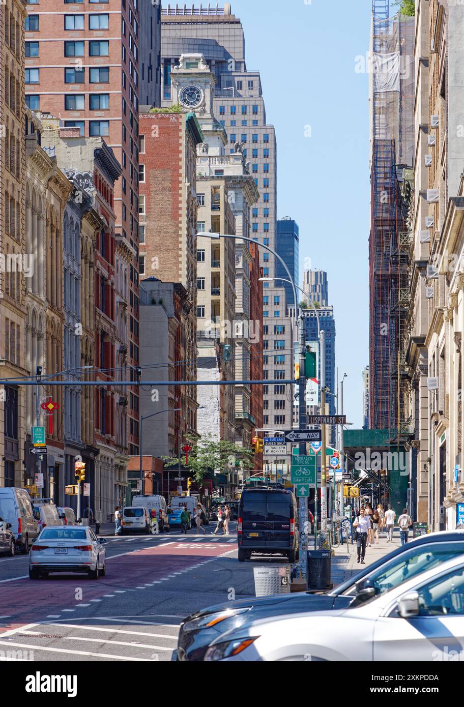 NYC Chinatown: Rote Chinatown-Markierungen sind vor dem Hintergrund der gusseisernen Gebäude und Mauerwerk des Broadway südlich der Canal Street fast verloren. Stockfoto