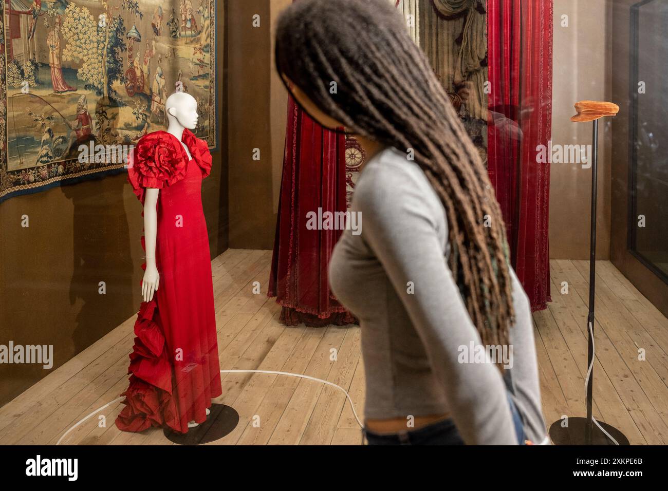 London, Großbritannien. 24. Juli 2024. (L) „Kleid getragen im Video zu „I Bet You Think About Me“ und „Fisherman Cap Weed on the Red Album Cover“, bei einer Vorschau des „Taylor Swift Songbook Trail“ im V&A South Kensington, das 13 Installationen umfasst, die den kreativen Prozess und die Karriere des 14-maligen Grammy Award-Preisträgers zelebrieren; Taylor Swift. 16 Kostüme und Instrumente des Künstlers, Musikpreise, Storyboards und bisher unsichtbares Archivmaterial, das Swifts Geschichte von der Kindheit bis zum globalen Künstler nachzeichnet, sind in einer Show des Theaterdesigners Tom Piper und des Architekten Alan Farlie zu sehen. Gutschrift: Stockfoto