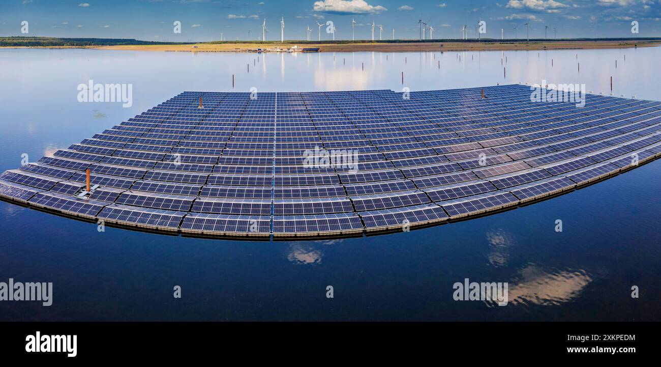 Schwimmende Fotovoltaik-Anlage enststeht auf dem Cottbuser Ostsee DEU/Brandenburg/Peitz Â auf dem fast vollständig geflutete Cottbuser Ostsee entsteht Deutschlands größte schwimmende Solaranlage Floating-PV-Projekt mit einer max Leistung von 29 MW. Mittlerweile sind die ersten Teile der Anlage an ihrem Platz. Das Solarfeld wird auf eine Größe von 16 Hektar anwachsen. Dafür werden mehr als 51,000 Solarmodul montiert. Die Vormontage der Solarmodule auf den Solarbooten erfolgt direkt am Ufer. Sie werden auf ihre Position auf dem See transportiert und dort befestigt. Die Lausitz Stockfoto