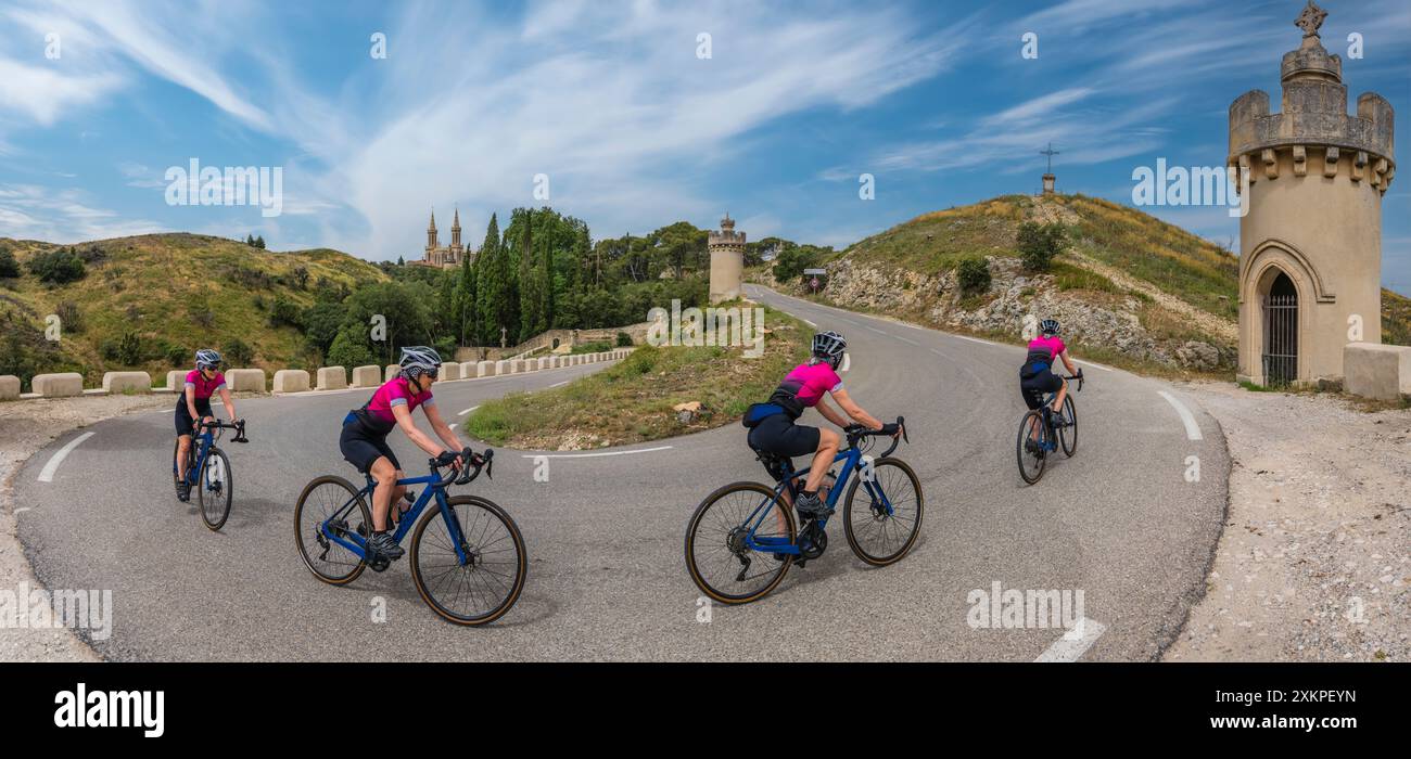 Zusammengesetztes Bild einer Straßenradfahrerin in einer Haarnadelkurve, die zur Abtei Frigolet in Tarascon, Provence, Frankreich führt. Stockfoto