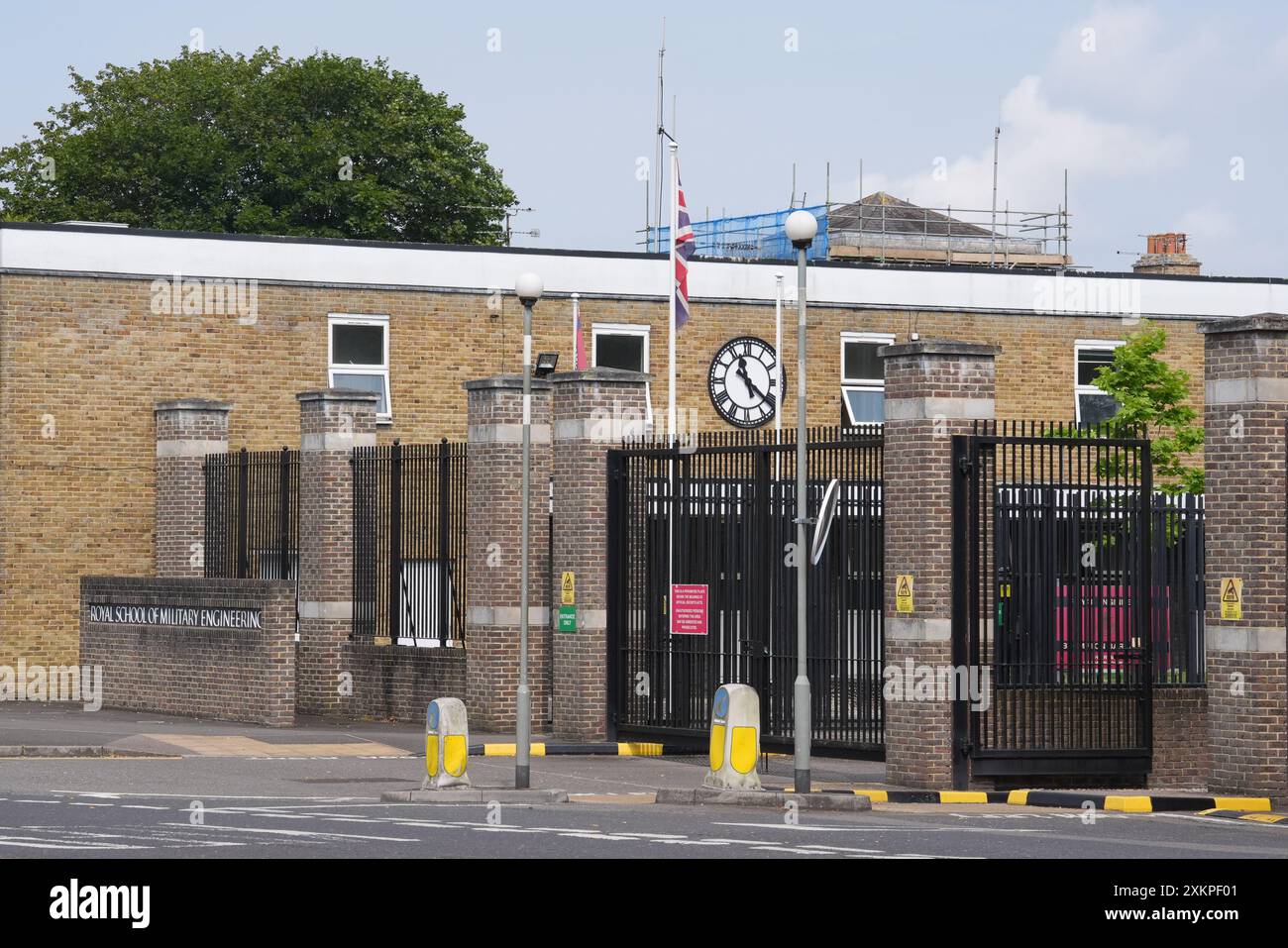 Das Äußere der Brompton Barracks, dem Hauptquartier des 1 Royal School of Military Engineering Regiments der British Army, nachdem am Dienstagabend ein Soldat in Uniform in den Sally Port Gardens in Gillingham, Kent, erstochen wurde. Das Opfer wurde zur Behandlung ins Krankenhaus gebracht und ein 24-jähriger Mann wurde wegen des Verdachts auf versuchten Mord verhaftet. Bilddatum: Mittwoch, 24. Juli 2024. Stockfoto