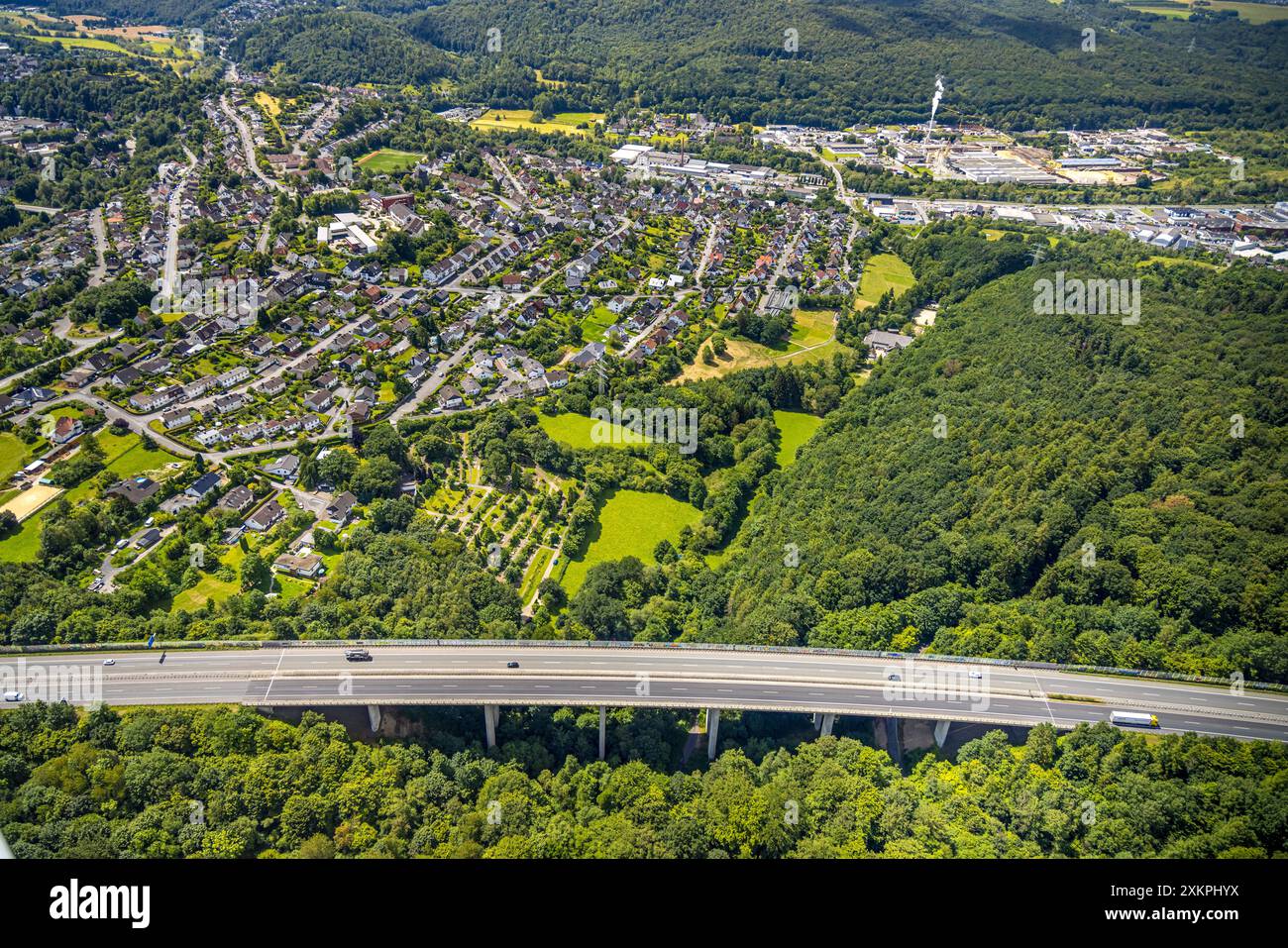 Luftbild, LSG Landschaftsschutzgebiet Berbketal, Autobahn mit Brücke A46, Wohngebiet und Waldgebiet, Arnsberg, Sauerland, Nordrhein-Westfalen, Deutschland ACHTUNGxMINDESTHONORARx60xEURO *** Luftaufnahme, LSG-Landschaftsschutzgebiet Berbketal, Autobahn mit Brücke A46, Wohn- und Waldgebiet, Arnsberg, Sauerland, Nordrhein-Westfalen, Deutschland ATTENTIONxMINDESTHONORARx60xEURO Stockfoto