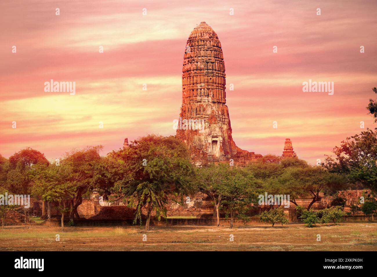 Ruinen von buddhistischen alten Shichara, Dagoba, Stupa in Südthailand, Ayutthaya. Die antike Hauptstadt des Königreichs Ayutthaya, die Sia vorausging Stockfoto