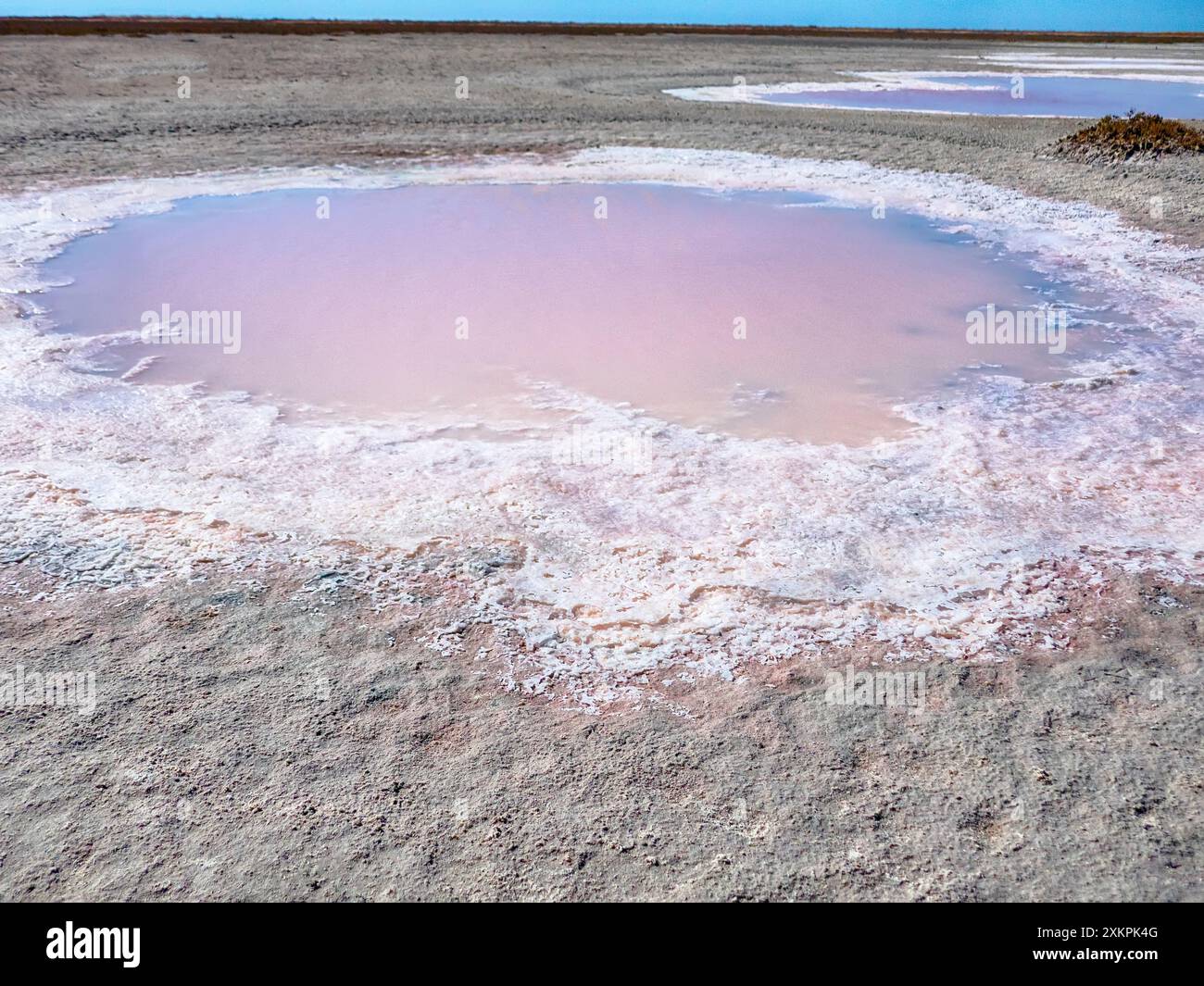 Die Senkungstrichter auf dem Salzmoor sind mit Seen in verschiedenen Farben gefüllt. Rote Farbe durch Bakterien Dunaliella salina, Salinibacter ruber, weiß c Stockfoto