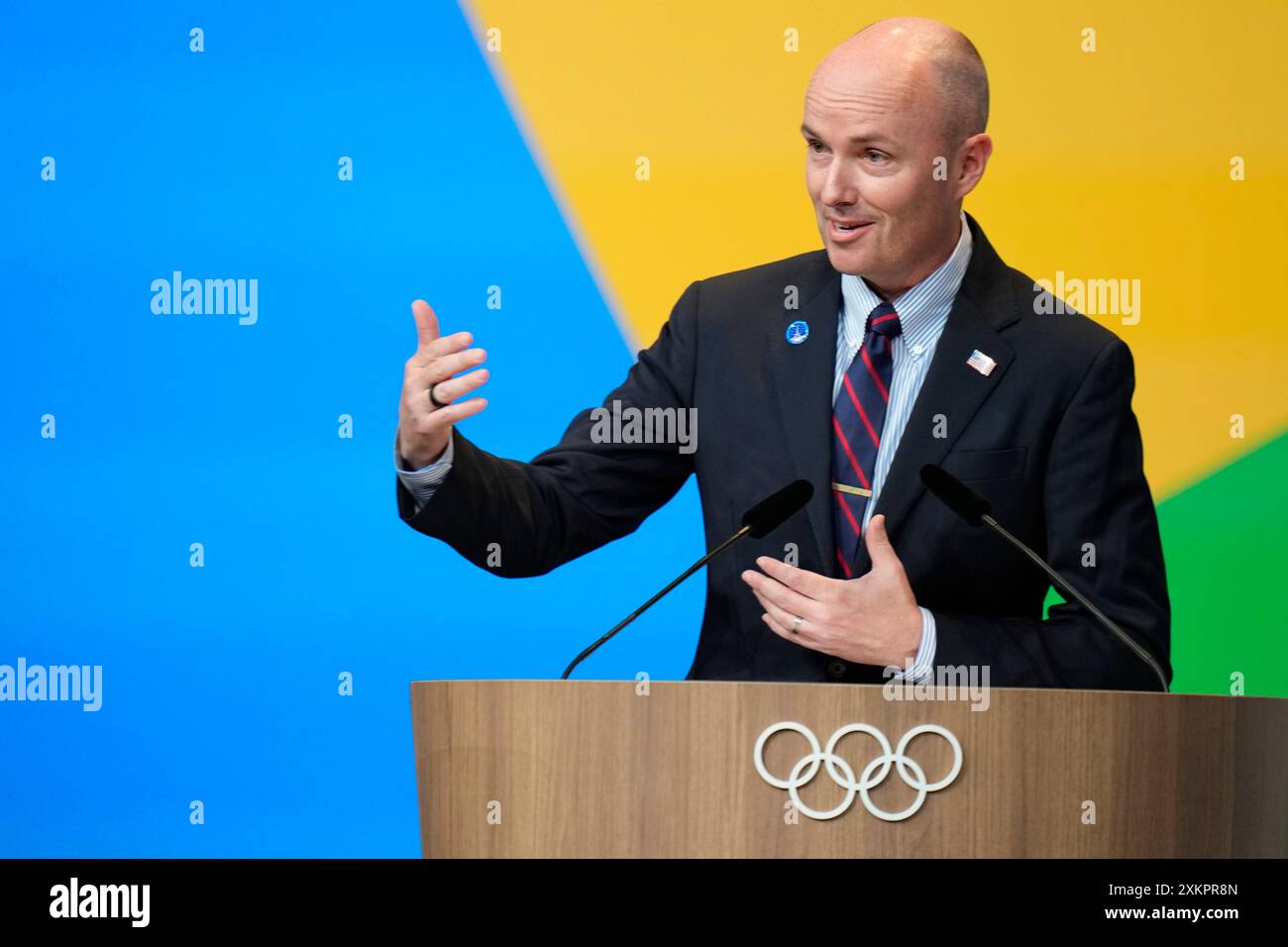 Paris, Frankreich. Juli 2024. Der Gouverneur von Utah, Spencer Cox, spricht während der 142. Sitzung des Internationalen Olympischen Komitees (IOC) bei den Olympischen Sommerspielen 2024, nachdem Salt Lake City of the United States am 24. Juli 2024 als Gastgeber der Winterspiele 2034 in Paris, Frankreich, ausgezeichnet wurde. Quelle: Natacha Pisarenko/POOL/Xinhua/Alamy Live News Stockfoto