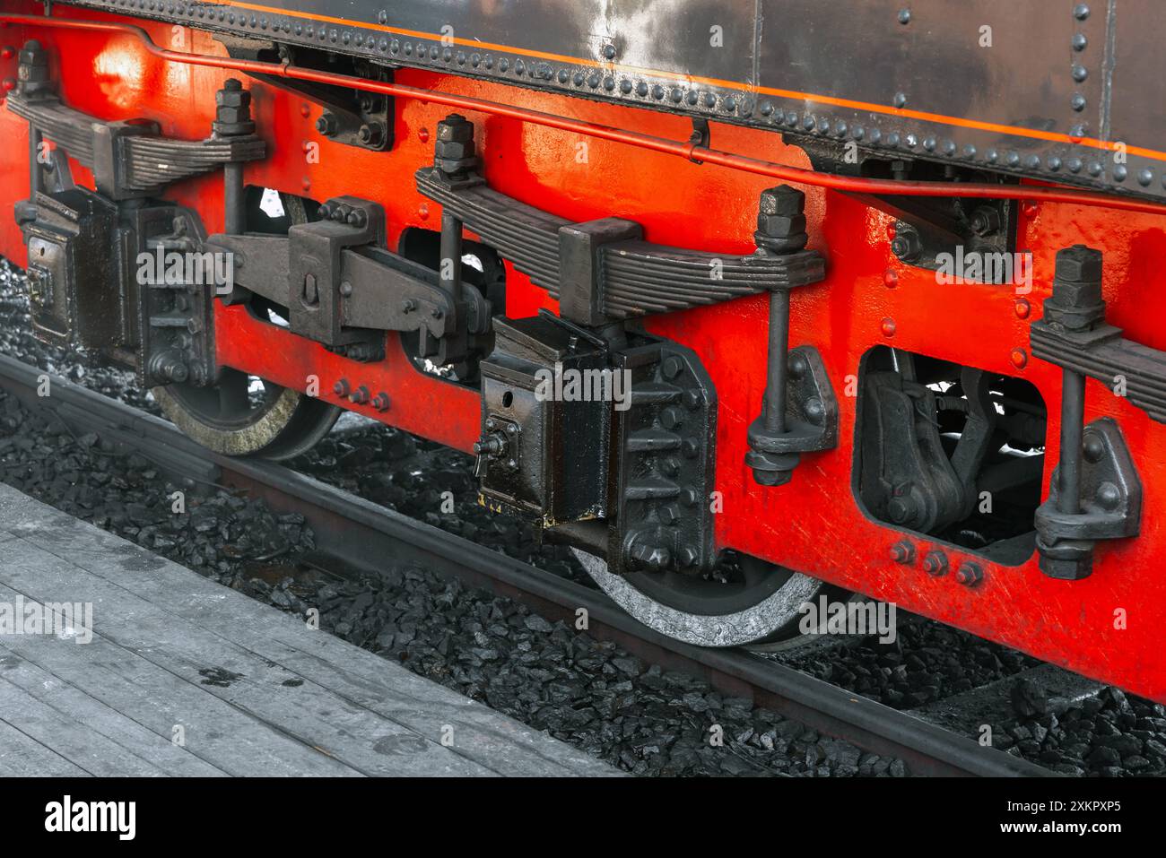 Räder und rote Details einer alten schwarzen Dampflokomotive, Nahaufnahme Stockfoto