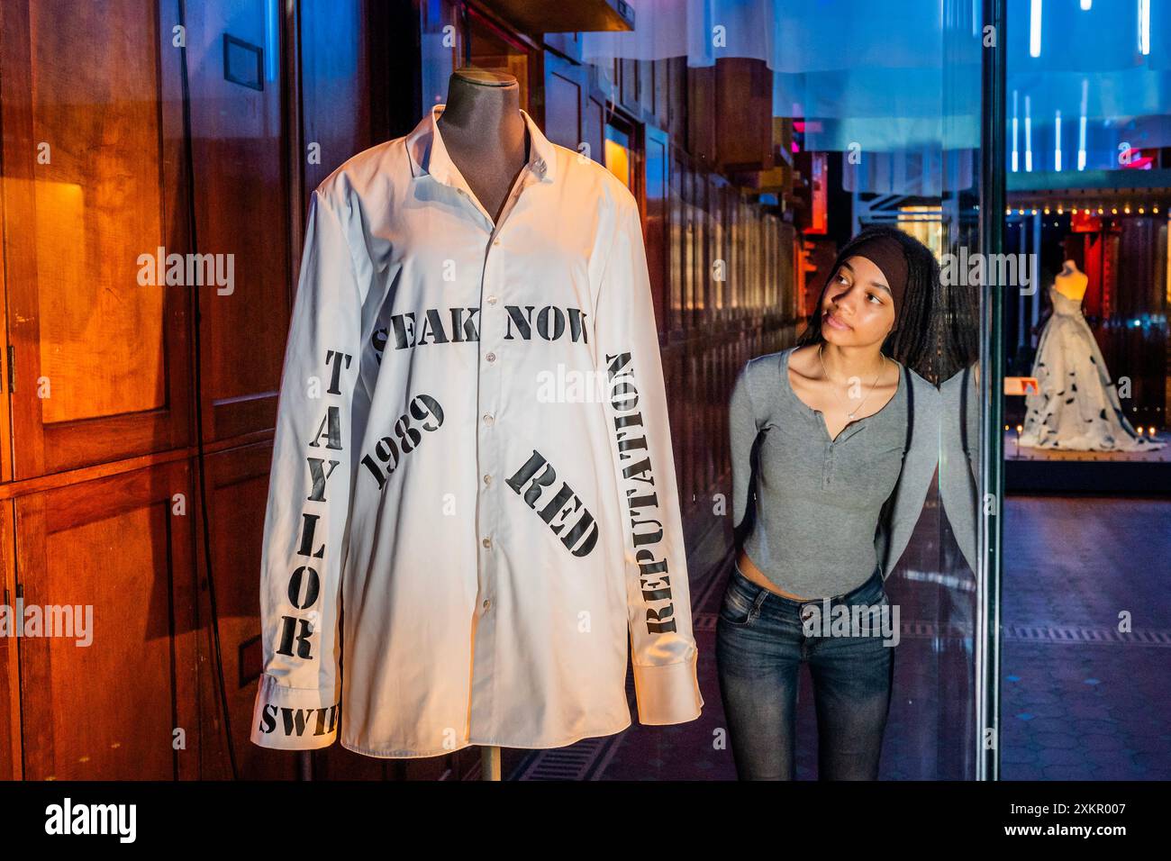 London, Großbritannien. Juli 2024. Shirt getragen von Taylor Swift bei den American Music Awards - Taylor Swift | Songbook Trail - ein kostenloser temporärer Trail in V&A South Kensington diesen Sommer. 13 Installationen feiern den kreativen Prozess und die Karriere des 14-fachen Grammy Award-Preisträgers Taylor Swift. Der Weg wurde von dem preisgekrönten Theaterdesigner Tom Piper und dem Architekten Alan Farlie entworfen. Es markiert den Erfolg von Swifts UK-Tour und feiert ihre Kreativität durch Kostüme, Songwriting und Musikvideos. Guy Bell/Alamy Live News Stockfoto