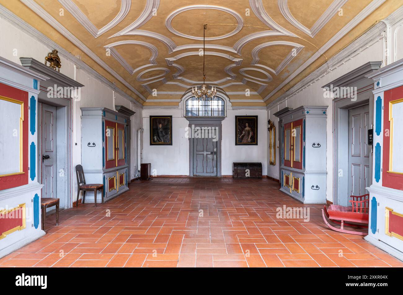 Dekordecke und Terrakottafloor mit bemalten Schränken in Schloss Dietldorf, Renaissanceschloss, Burglengenfeld, Schwandorf, Bayern, Deutschland. Stockfoto