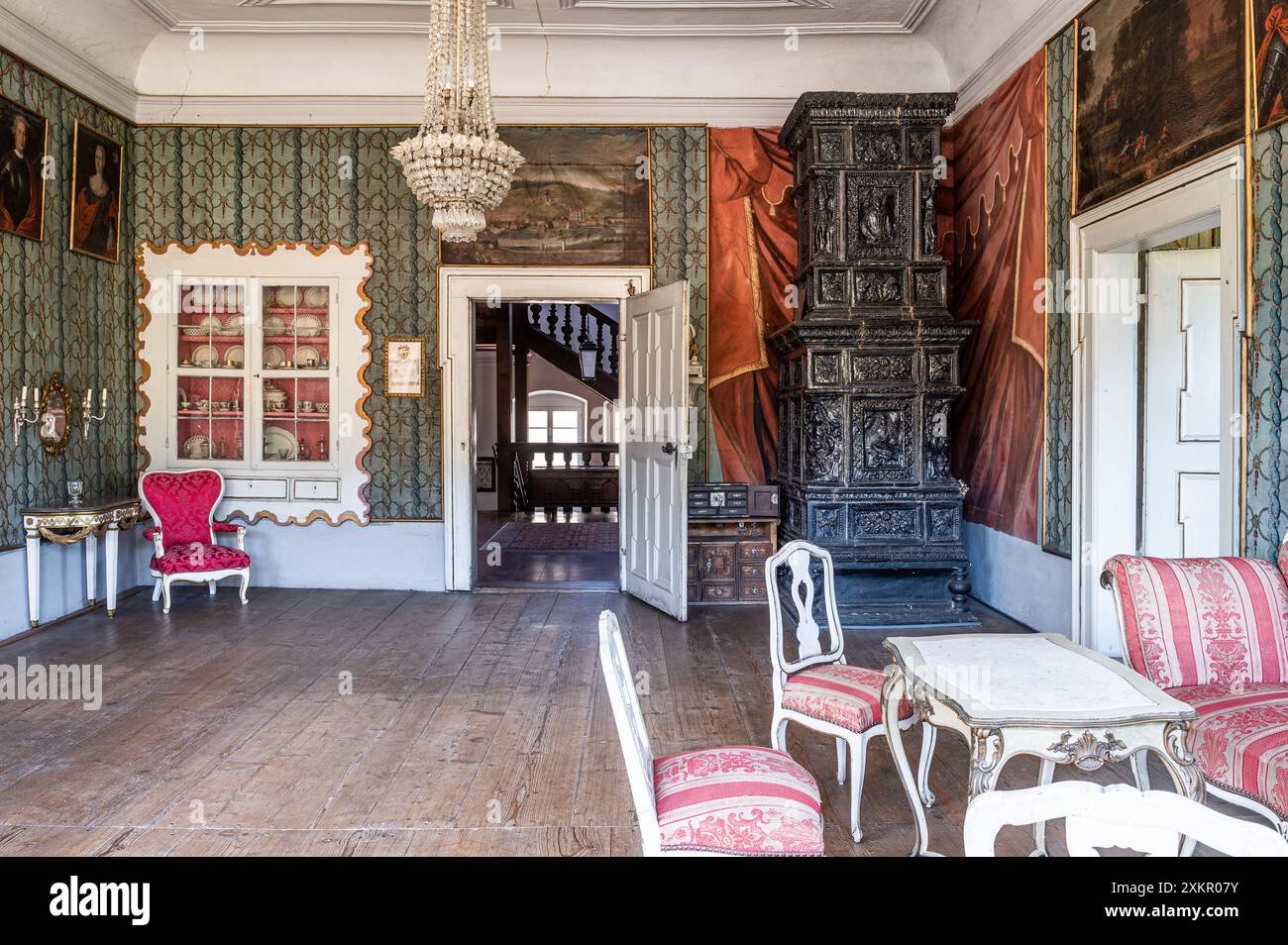 Geschnitzte Dekomöbel in Schloss Dietldorf, Renaissanceschloss und denkmalgeschütztes Gebäude in Burglengenfeld, Schwandorf, Bayern. Stockfoto