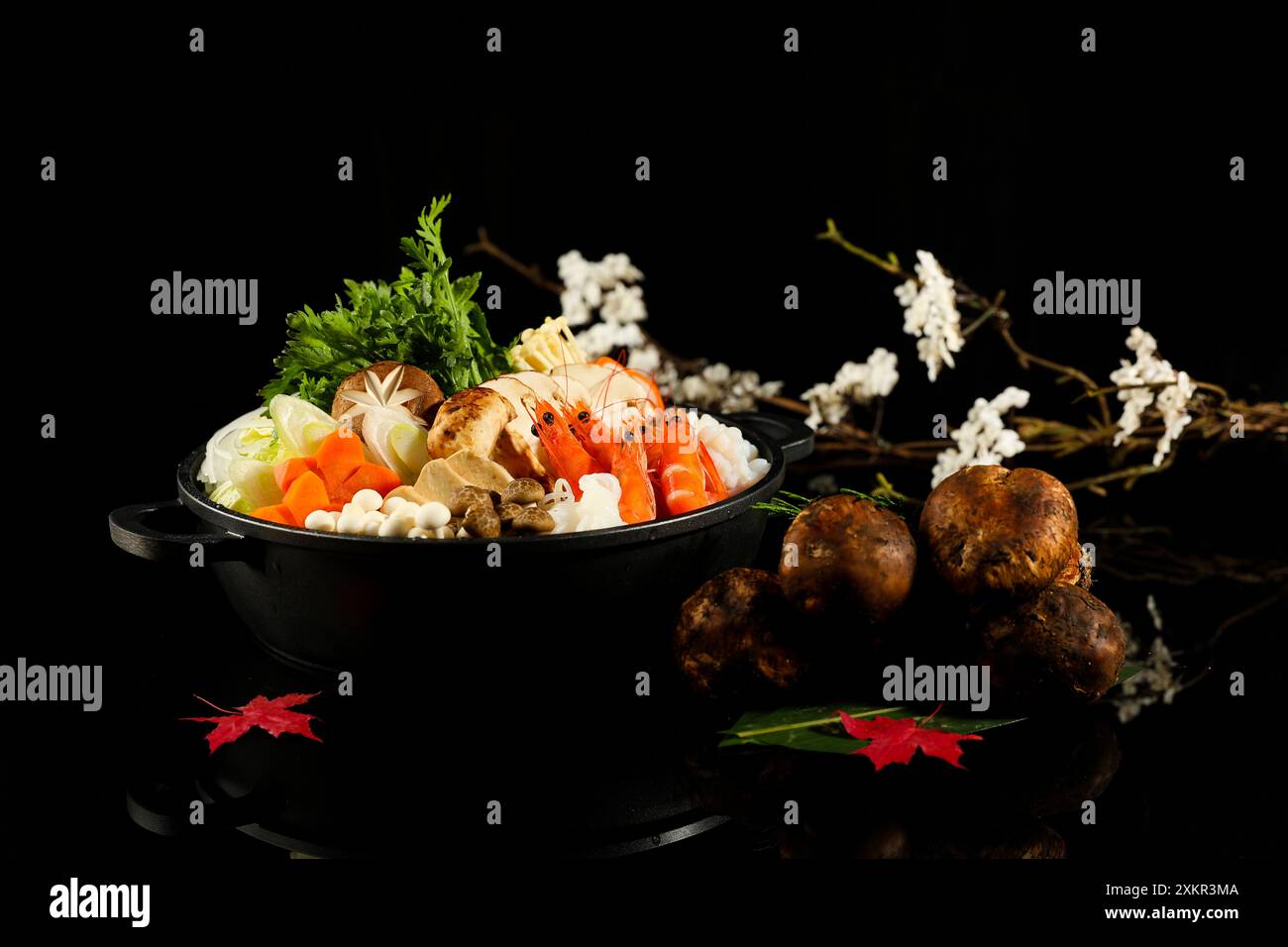 Matsutake und Meeresfrüchte Hot Pot Stockfoto