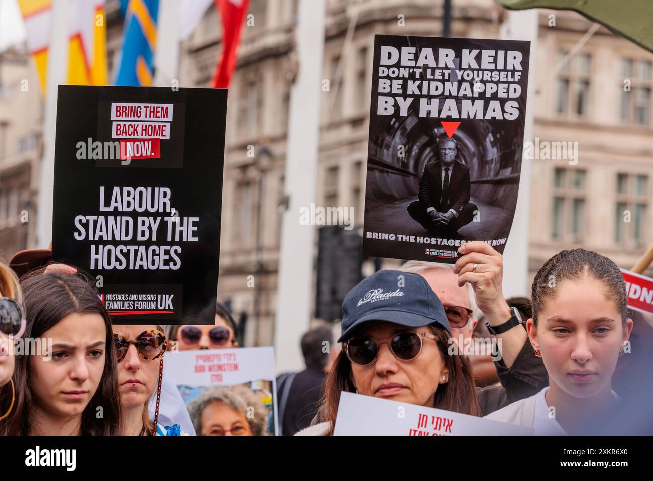 Parliament Square, London, Großbritannien. Juli 2024. Die Angehörigen von Geiseln, die 7/10 2023 aus Israel entführt wurden, werden von der Öffentlichkeit unterstützt, während der Künstler Benzi Brofman eine Leinwand malt, um die neu gewählte Labour Party zu bitten, ihre sichere Rückkehr zu priorisieren. Geiseln: Guy Gilboa Dalal (23) Familie Bibas: Yarden (35), Shiri (33), Ariel (4), Kfir (18 Monate) Tamir Nimrodi (19) und Tal Haimi (41) waren Verwandte anwesend. Veranstaltet vom Geiseln- und Vermisstenfamilien-Forum UK. Amanda Rose/Alamy Live News Stockfoto