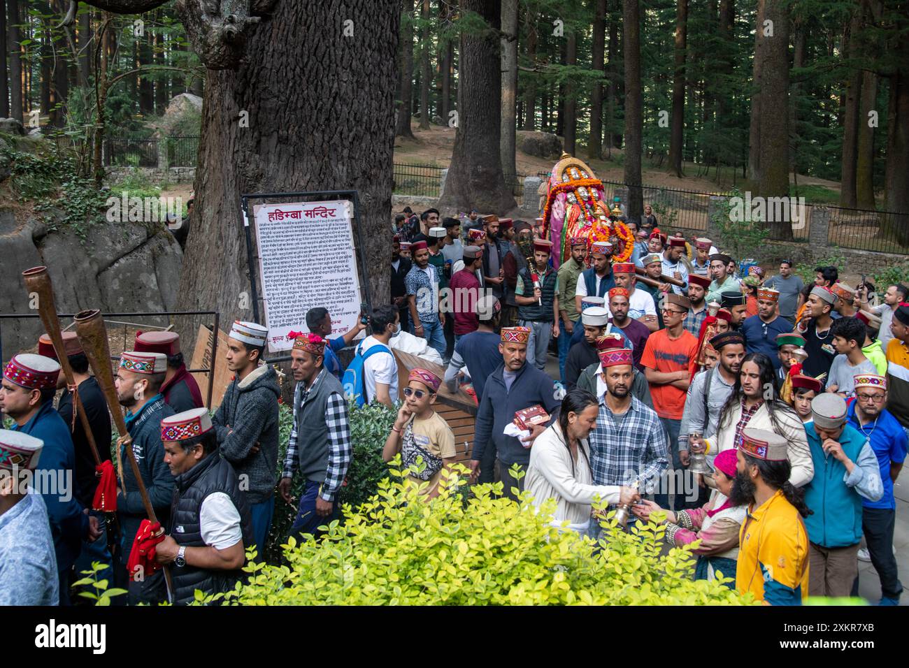 Prozession der Göttin Hadimba Devi Festival im Dhungri Wald, Manali, Himachal Pradesh. Stockfoto