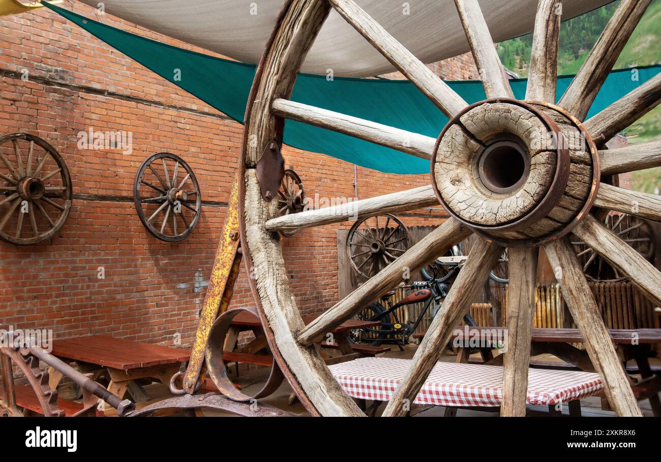 Wagenräder schmücken historische Gebäude an der Hauptstraße in Silverton, Colorado. Stockfoto