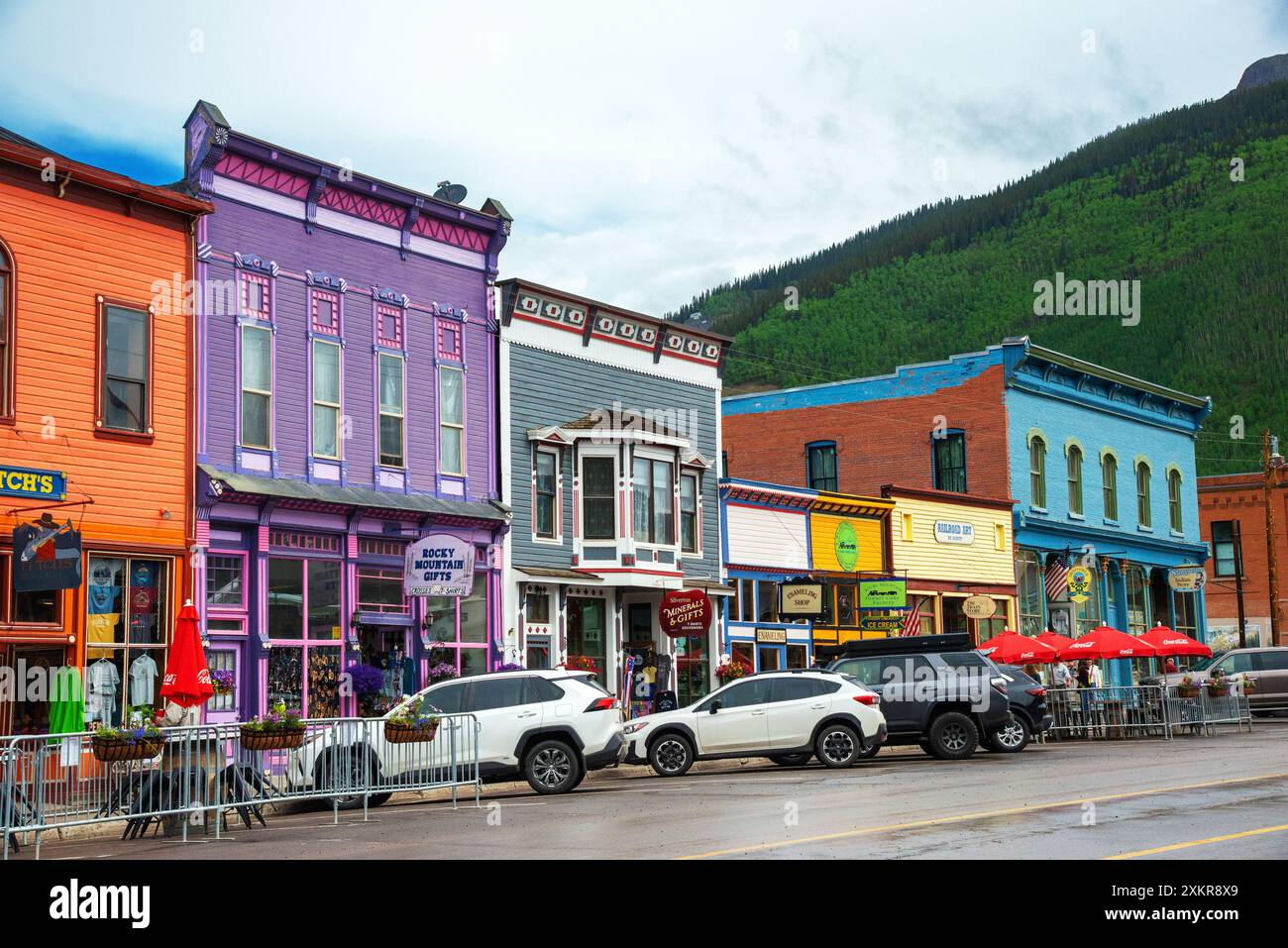 Farbenfrohe historische Gebäude säumen die Hauptstraße in Silverton, Colorado. Stockfoto