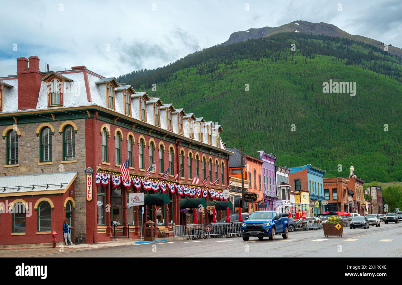 Farbenfrohe historische Gebäude säumen die Hauptstraße in Silverton, Colorado. Stockfoto