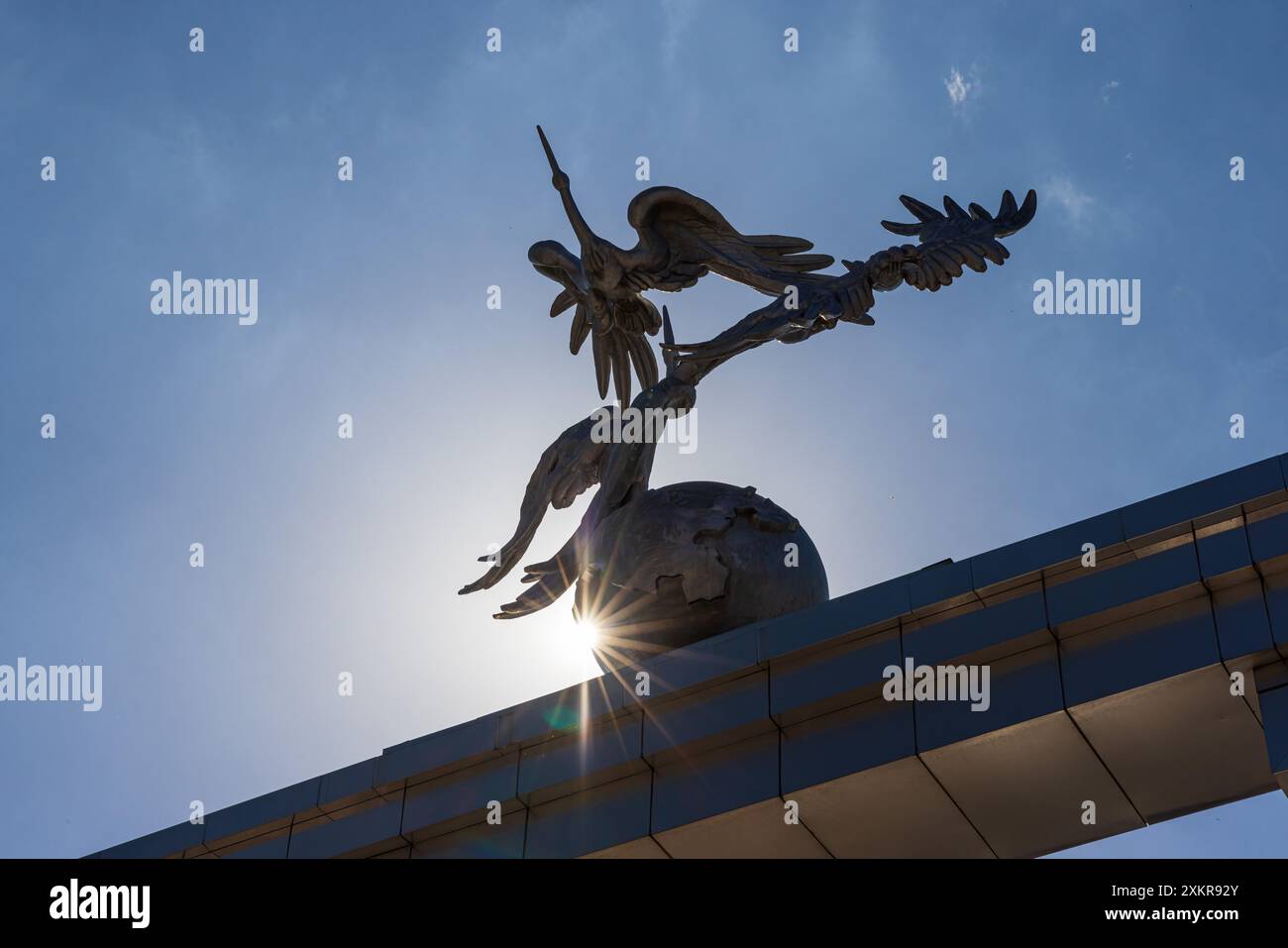 Störche fliegen über den Globus im Ezgulik Arch of Good and Noble Aspirations am Independence Square Stockfoto