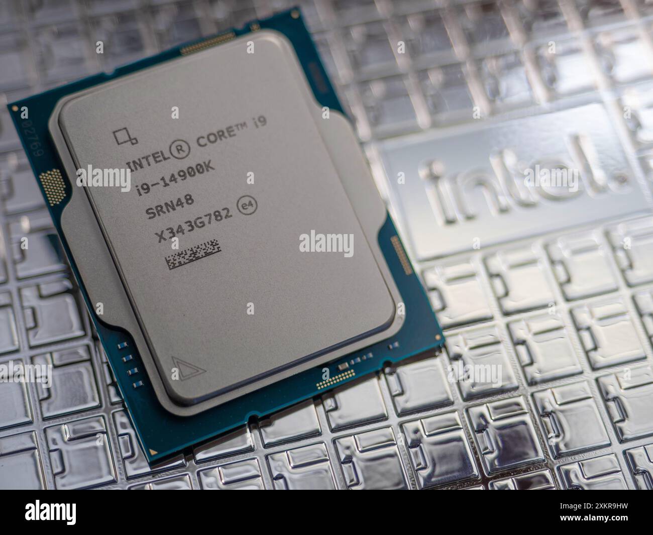 Intel Logo auf einem Intel Core i9-14900K Prozessorgehäuse der 14. Generation, Schwerpunkt auf CPU Stockfoto