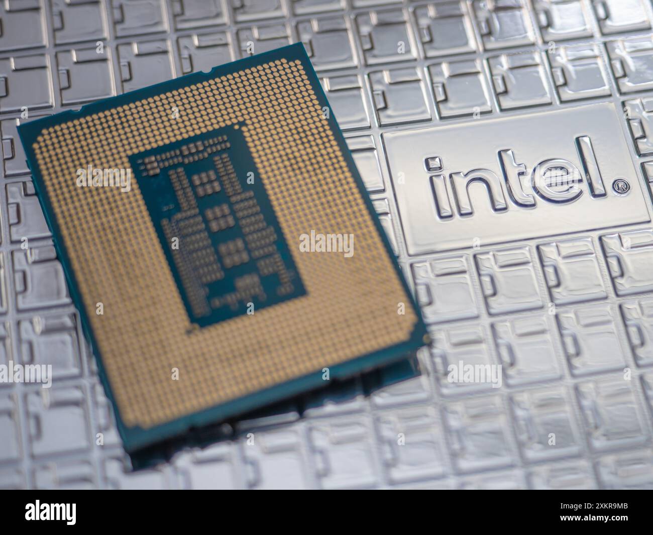 Intel-Logo auf einem Intel Core i9-14900K Prozessorgehäuse der 14. Generation, Schwerpunkt auf dem Logo Stockfoto