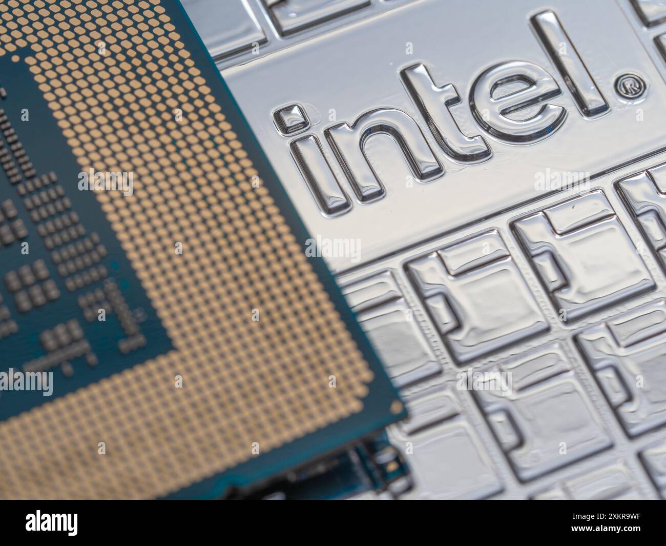 Intel-Logo auf einem Intel Core i9-14900K Prozessorgehäuse der 14. Generation, Schwerpunkt auf dem Logo Stockfoto
