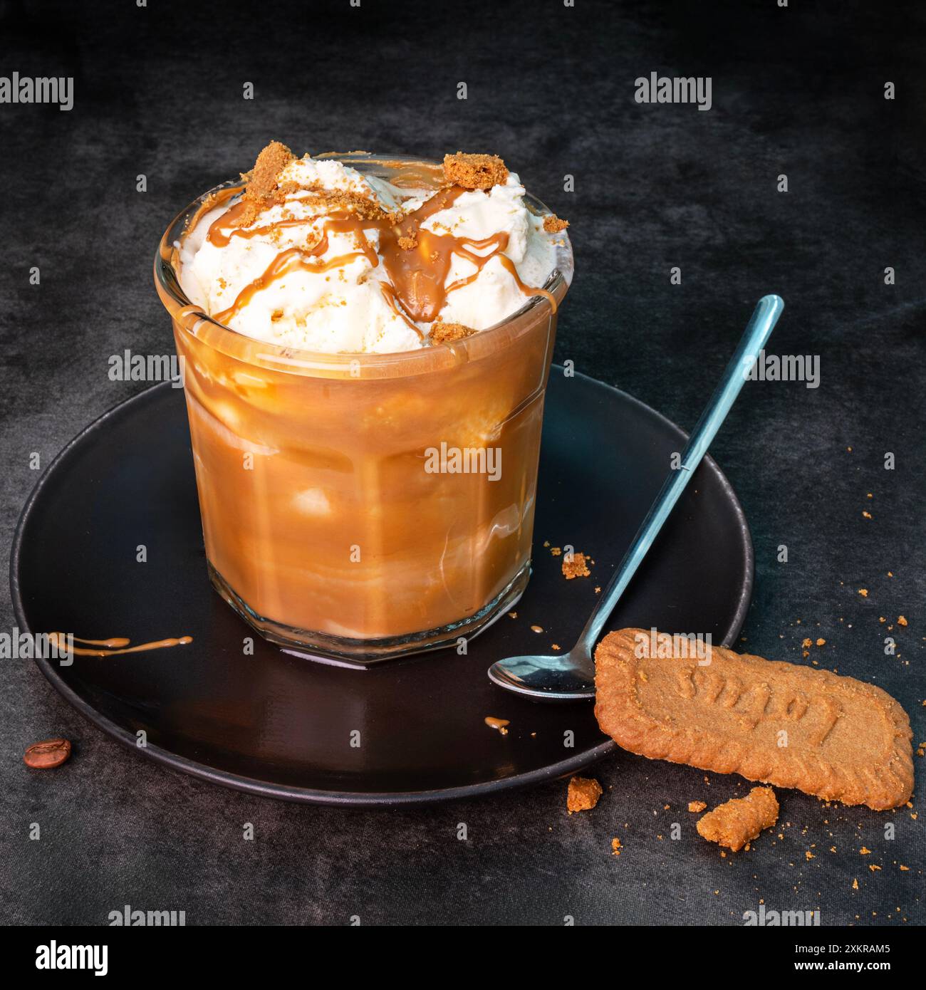 Affogato-Getränk mit Biscoff-Aufstrich Stockfoto
