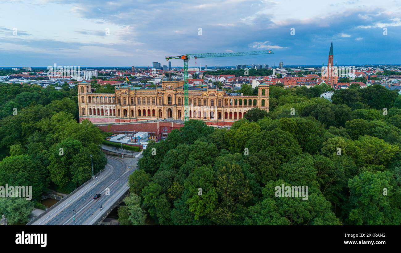 MÜNCHEN - 23. JUNI 2024: Panoramablick auf das Maximilianeum, Sitz des Bayerischen Landtags Stockfoto