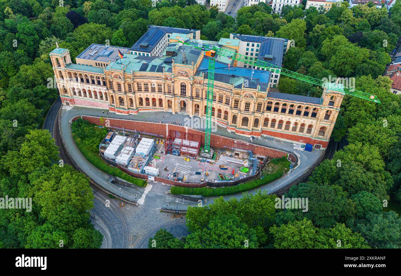 MÜNCHEN - 23. JUNI 2024: Panoramablick auf das Maximilianeum, Sitz des Bayerischen Landtags Stockfoto