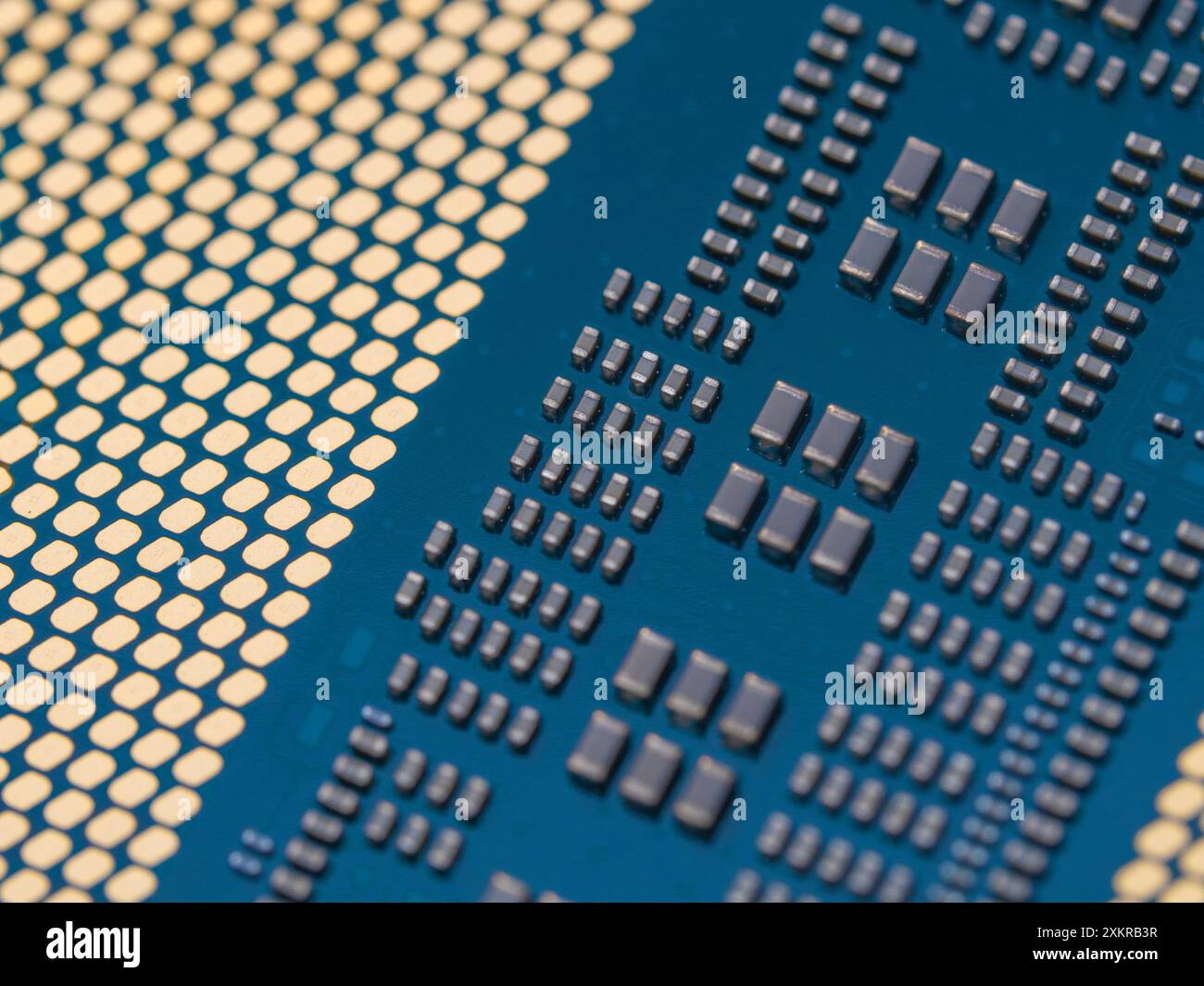 Intel Core i9-14900K Prozessorgehäuse der 14. Generation, Schwerpunkt auf CPU-Anschlüssen Stockfoto