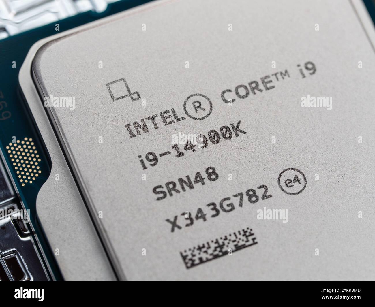Intel Logo auf einem Intel Core i9-14900K Prozessorgehäuse der 14. Generation, Schwerpunkt auf CPU Stockfoto