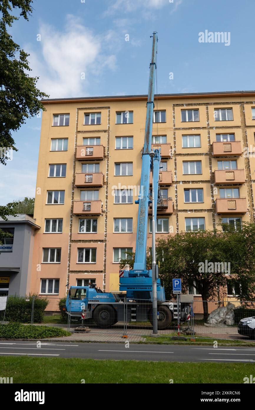 OSTRAVA, TSCHECHIEN - 21. AUGUST 2023: Liebherr-Kranwagen der Firma Straub, Umbau von Balkonen und Fassaden mit Ausrüstung Stockfoto