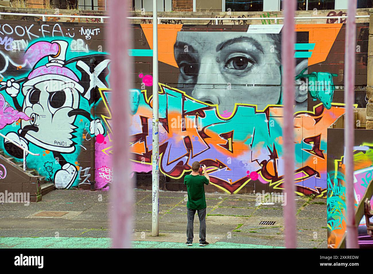 Glasgow, Schottland, Großbritannien. 24. Juli 2024: Custom House Quay Kanye West Wandbild von Tapendtef in einer neuen juristischen Graffiti-Zone am Ufer des Flusses clyde mit umgangssprachlichem Ausdruck. Der clyde Walkway ist heute ein ausgewiesener Feind, um sich vor dem weit verbreiteten Vandalismus zu schützen, der Probleme in der Stadt verursacht Stockfoto