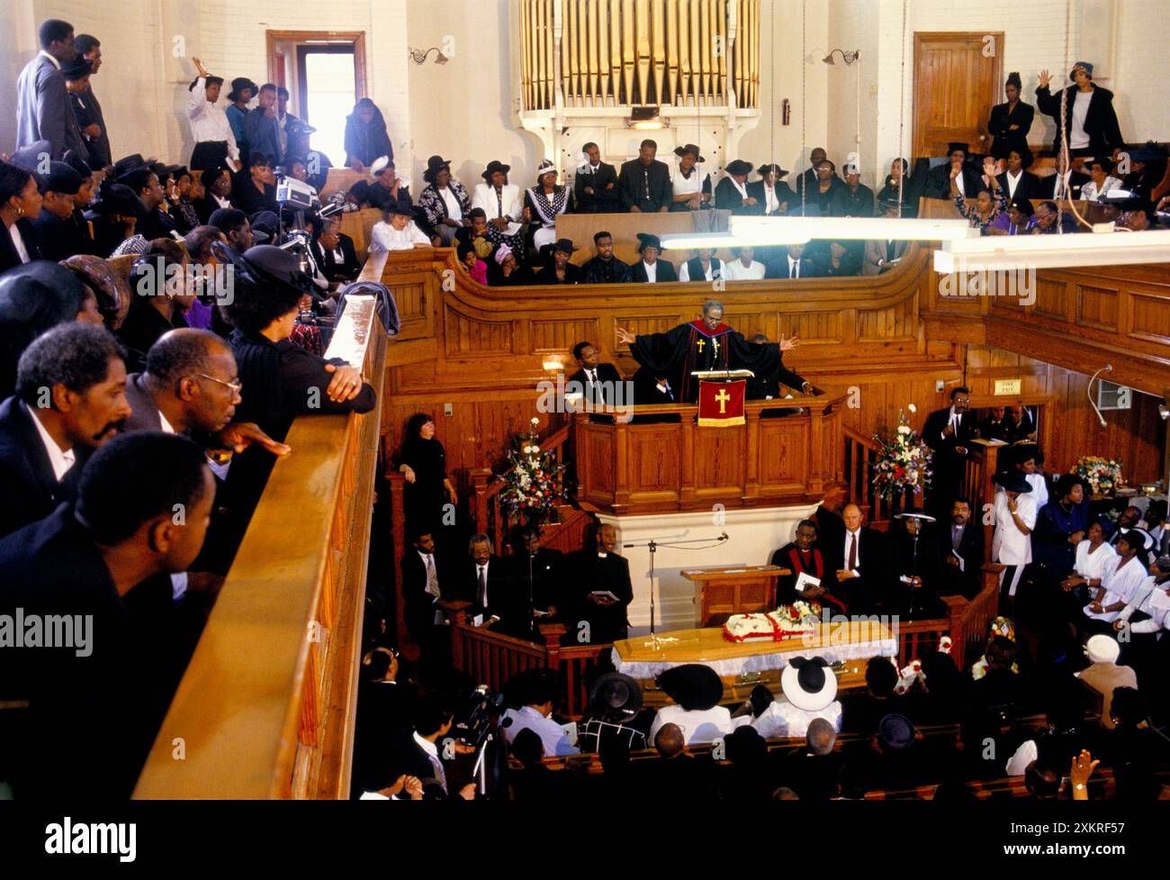 In der New Testament Church of God London versammeln sich Tausende bei der Beerdigung von Winston Patterson, um einem geliebten Bruder ihre letzte Ehre zu erweisen, bevor der Sarg endlich geschlossen ist. Ein Männerchor singt „Steal Away to Jesus“, wie die Mitglieder es einreichen. Winston Patterson war ein Chaplin im Holloway Prison und prominentes Mitglied der Afro Caribbean Community im Norden Londons. Weibliche Gefangene, Wärter und der Gefängnisgouverneur nahmen an der Beerdigung Teil. Kensal Green, London, England um die 1995 1990er Jahre HOMER SYKES Stockfoto