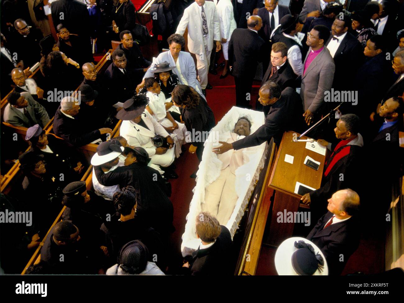 Tausende versammeln sich bei der Beerdigung von Winston Patterson, um einem geliebten Bruder ihre letzte Ehre zu erweisen, bevor der Sarg endlich geschlossen ist. Ein Männerchor singt „Steal Away to Jesus“, wie die Mitglieder es einreichen. Winston Patterson war ein Chaplin im Holloway Prison und prominentes Mitglied der Afro Caribbean Community im Norden Londons. Weibliche Gefangene, Wärter und der Gefängnisgouverneur nahmen an der Beerdigung Teil. Die New Testament Church of God London. Kensal Green, London, England um die 1995 1990er Jahre HOMER SYKES Stockfoto