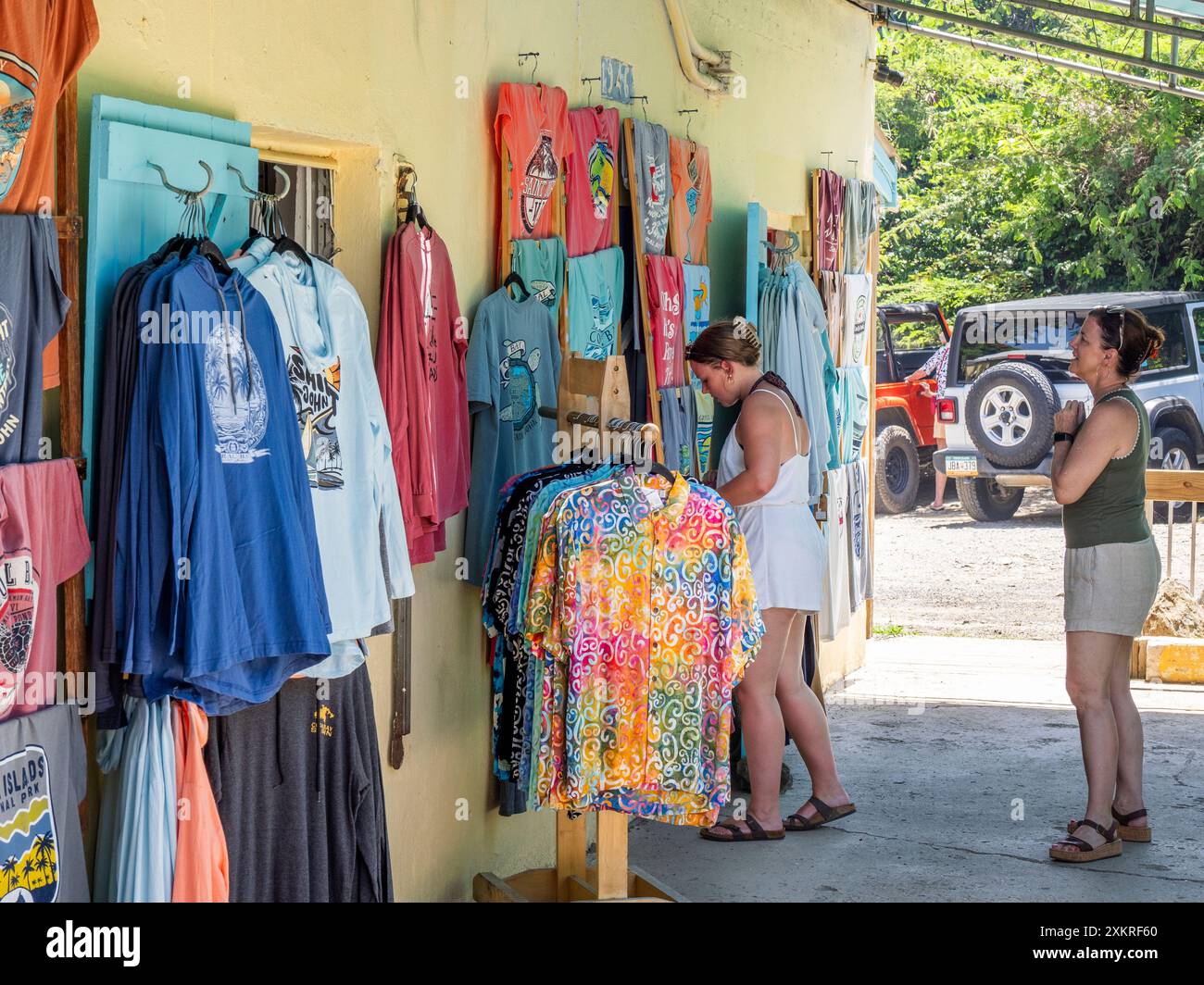 Shopping in der Skinny Legs Bar and Grill in Coral Bay auf der Karibikinsel St John auf den US Virgin Islands Stockfoto