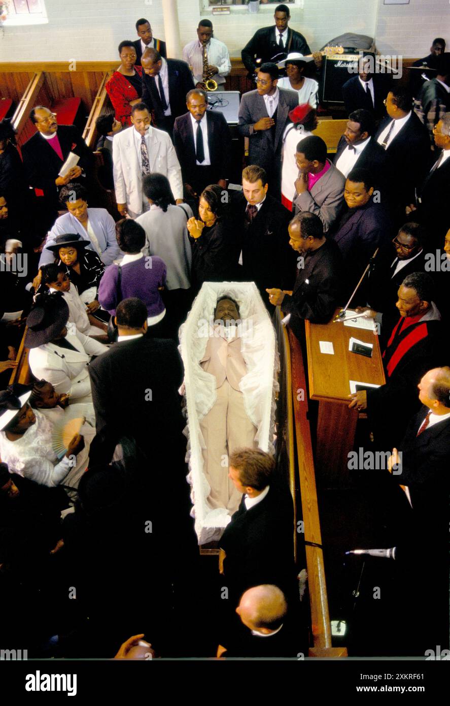 In der New Testament Church of God London versammeln sich Tausende bei der Beerdigung von Winston Patterson, um einem geliebten Bruder ihre letzte Ehre zu erweisen, bevor der Sarg endlich geschlossen ist. Ein Männerchor singt „Steal Away to Jesus“, wie die Mitglieder es einreichen. Winston Patterson war ein Chaplin im Holloway Prison und prominentes Mitglied der Afro Caribbean Community im Norden Londons. Weibliche Gefangene, Wärter und der Gefängnisgouverneur nahmen an der Beerdigung Teil. Kensal Green, London, England um die 1995 1990er Jahre HOMER SYKES Stockfoto