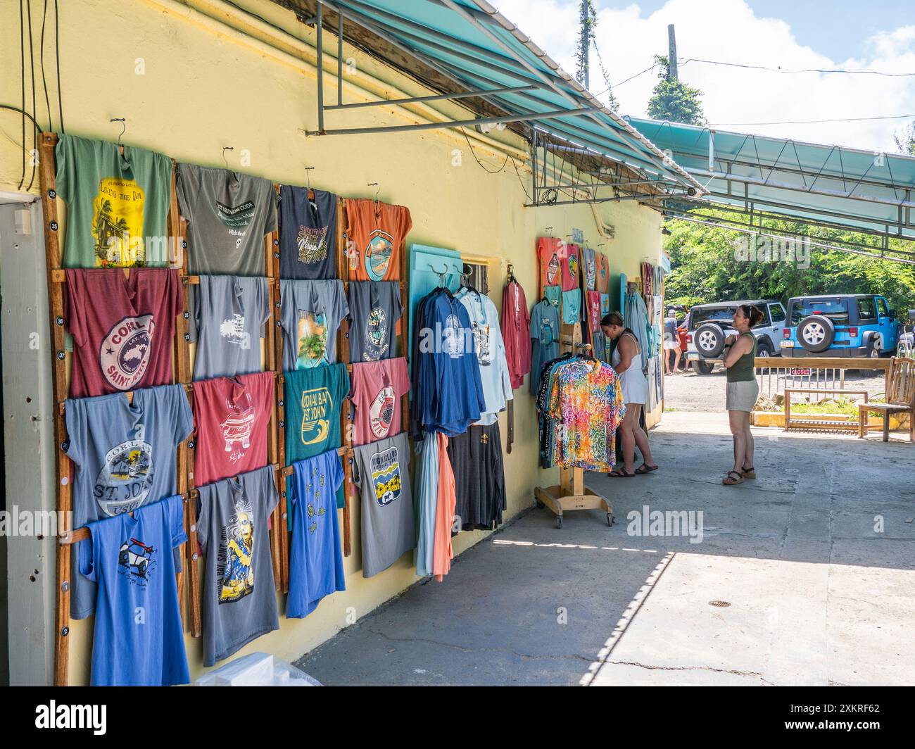Shopping in der Skinny Legs Bar and Grill in Coral Bay auf der Karibikinsel St John auf den US Virgin Islands Stockfoto