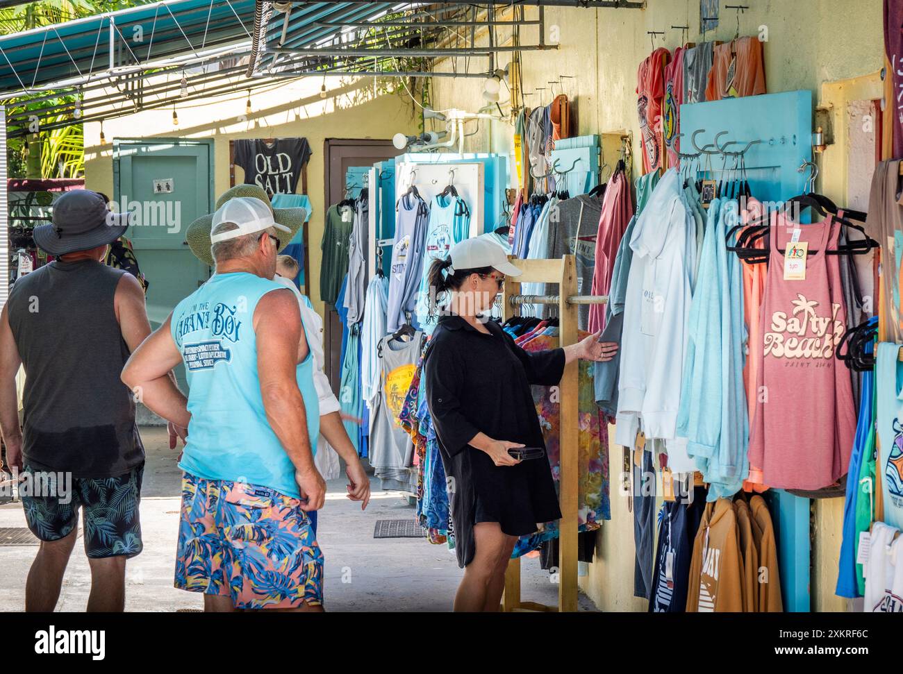 Shopping in der Skinny Legs Bar and Grill in Coral Bay auf der Karibikinsel St John auf den US Virgin Islands Stockfoto