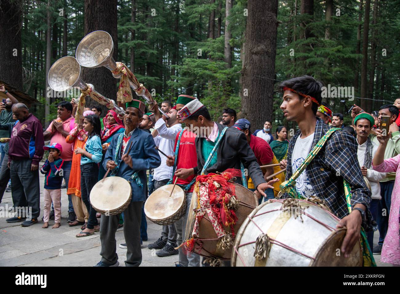 Prozession der Göttin Hadimba Devi Festival im Dhungri Wald, Manali, Himachal Pradesh. Stockfoto