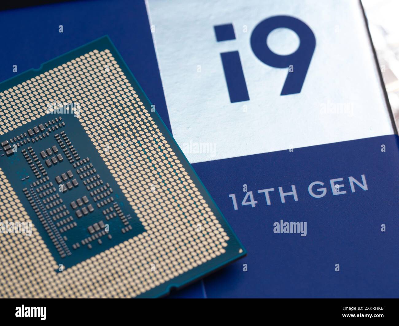 Intel-Logo auf einem Intel Core i9-14900K Prozessorgehäuse der 14. Generation, Schwerpunkt auf dem Logo Stockfoto
