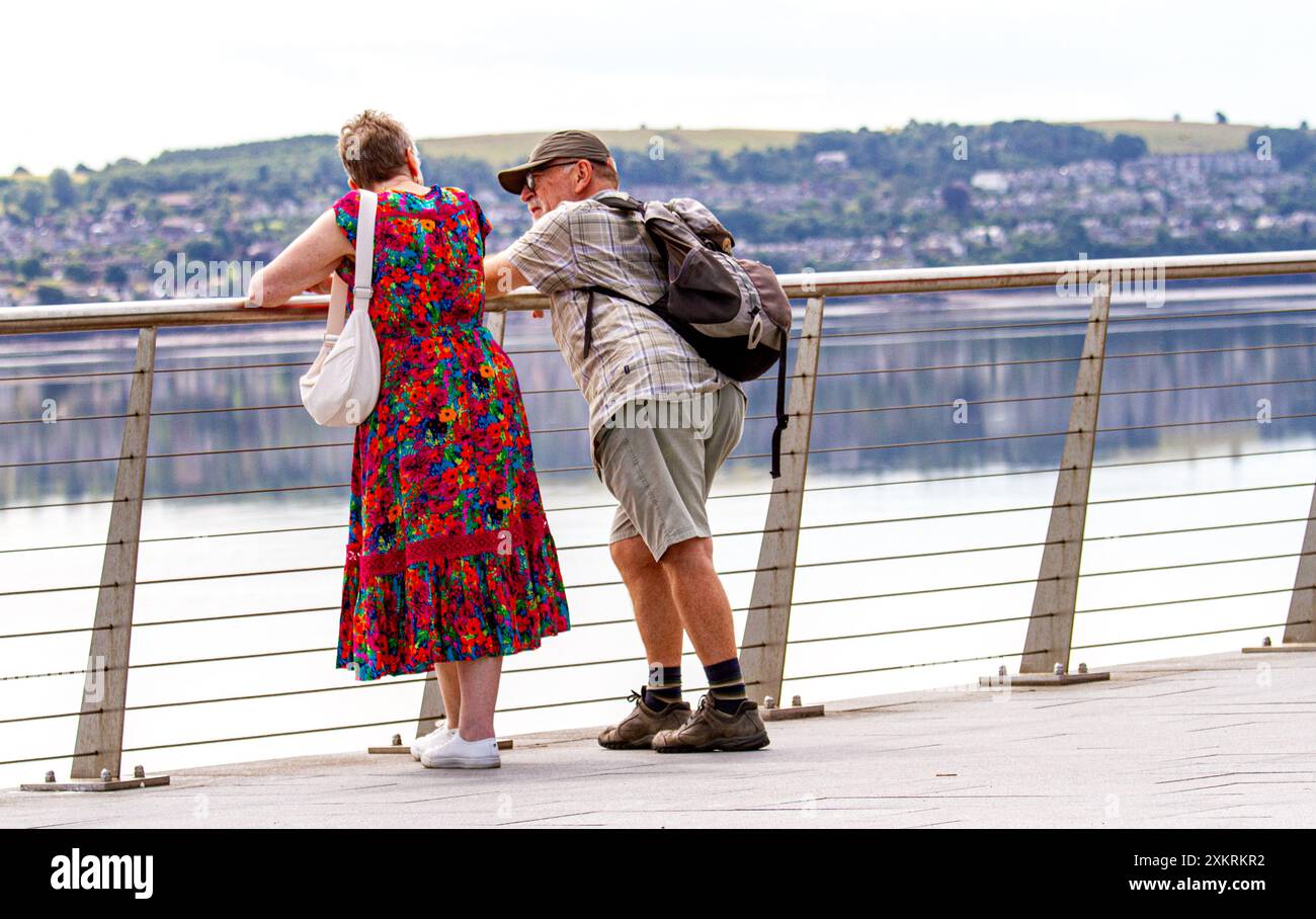 Dundee, Tayside, Schottland, Großbritannien. Juli 2024. Wetter in Großbritannien: Im Juli in Dundee ist es warm und hell und zieht sowohl Einheimische als auch Besucher an, die den Tag am Ufer entspannen, das Sommerwetter genießen und Erfrischungen von den mobilen Lebensmittelverkäufern im V&A Design Museum genießen. Quelle: Dundee Photographics/Alamy Live News Stockfoto