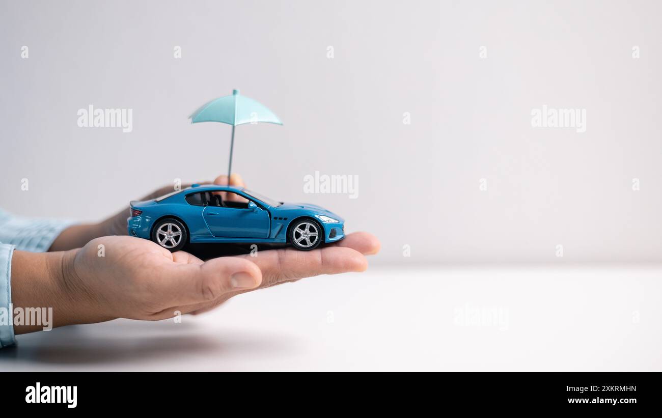 Die Fahrzeugversicherung ist für Autobesitzer von entscheidender Bedeutung, da sie Schutz und Sicherheit für den Autotransport bietet und Sicherheit auf dem Roa gewährleistet Stockfoto