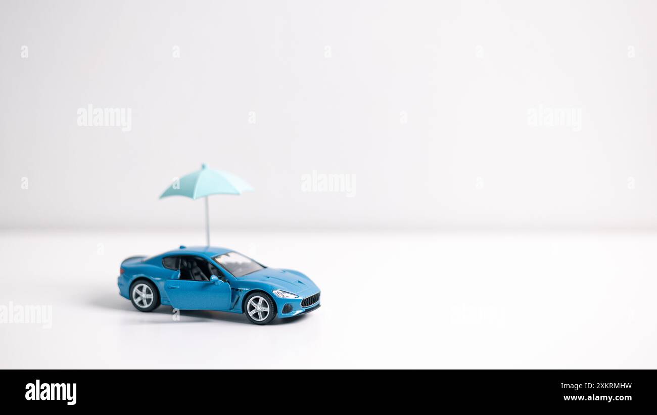 Die Fahrzeugversicherung ist für Autobesitzer von entscheidender Bedeutung, da sie Schutz und Sicherheit für den Autotransport bietet und Sicherheit auf dem Roa gewährleistet Stockfoto