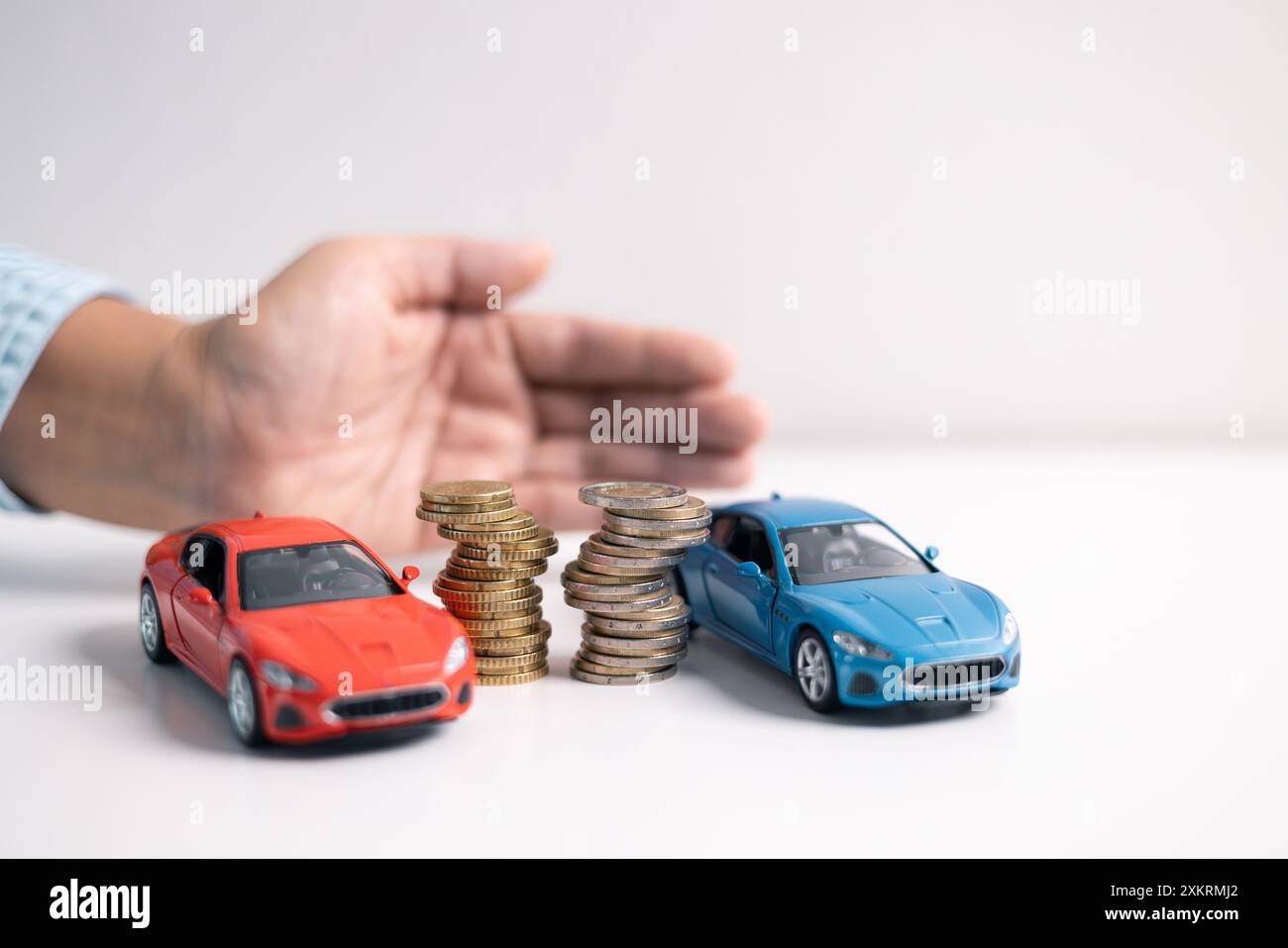 Die Fahrzeugversicherung ist für Autobesitzer von entscheidender Bedeutung, da sie Schutz und Sicherheit für den Autotransport bietet und Sicherheit auf dem Roa gewährleistet Stockfoto