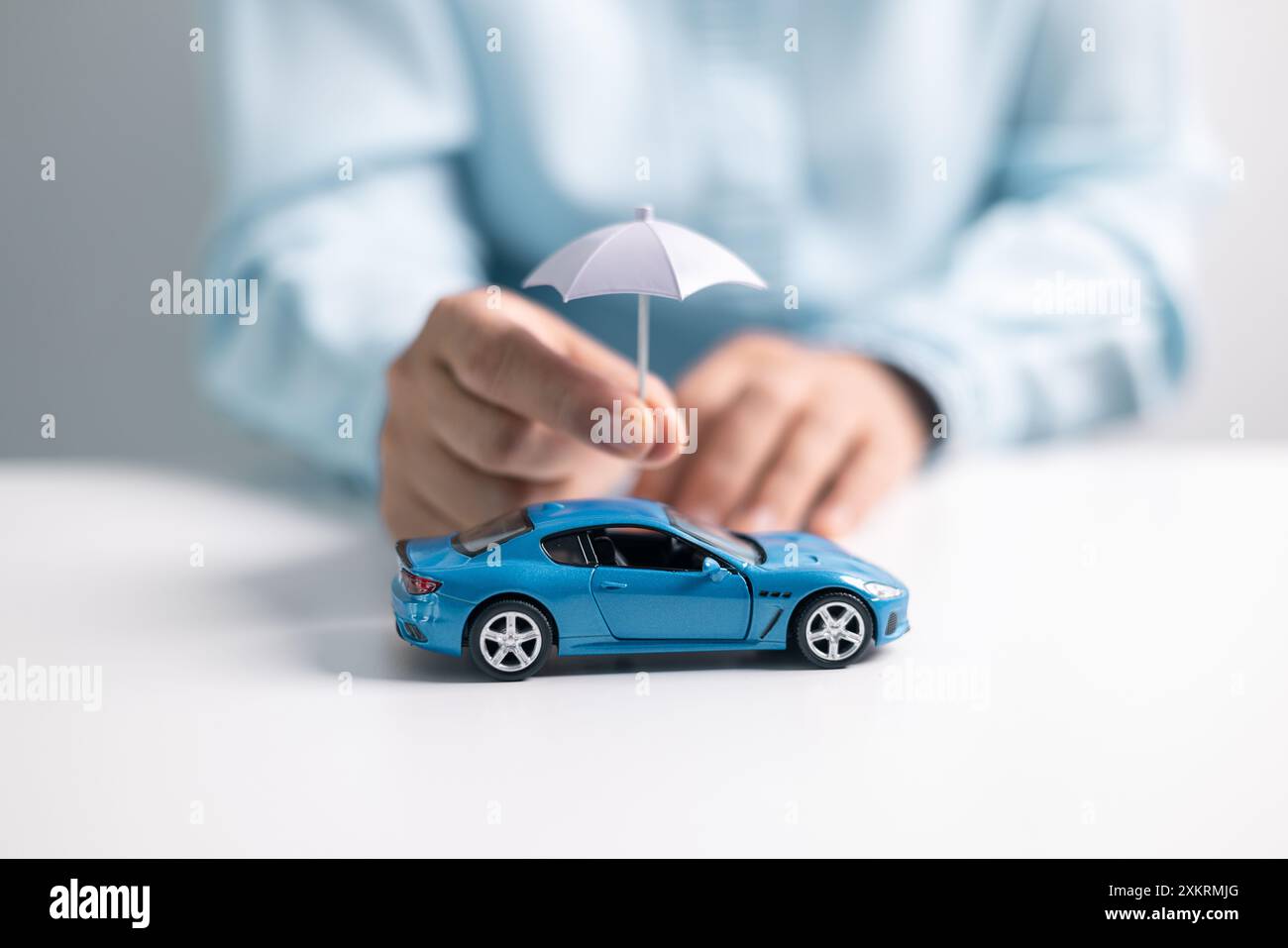 Die Fahrzeugversicherung ist für Autobesitzer von entscheidender Bedeutung, da sie Schutz und Sicherheit für den Autotransport bietet und Sicherheit auf dem Roa gewährleistet Stockfoto