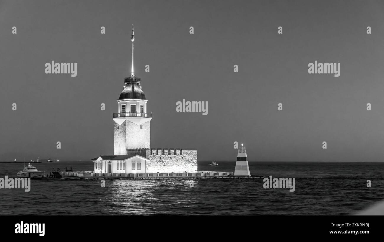 Blick auf den Madien-Turm, auch bekannt als Leander-Turm am Eingang der Bosphrus-Straße in Istanbul, Türkiye Stockfoto