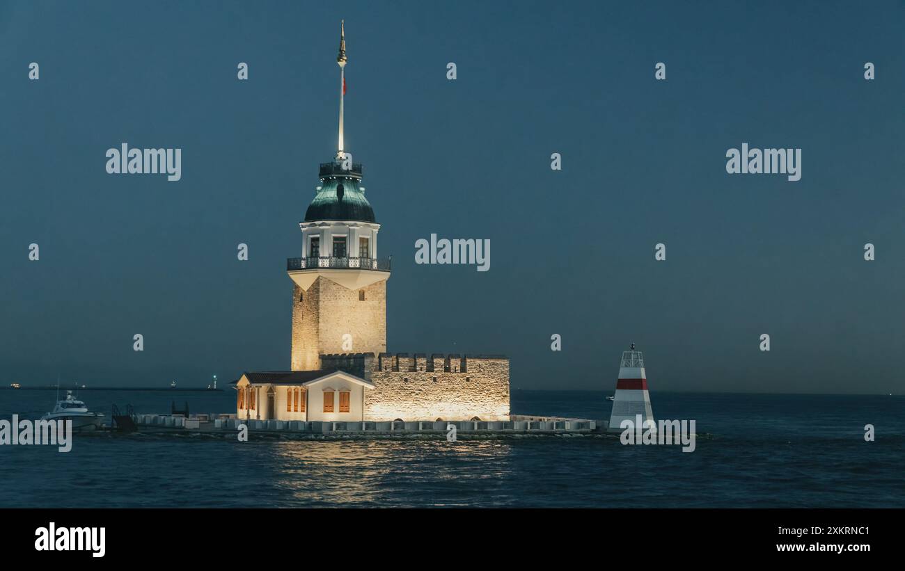 Blick auf den Madien-Turm, auch bekannt als Leander-Turm am Eingang der Bosphrus-Straße in Istanbul, Türkiye Stockfoto