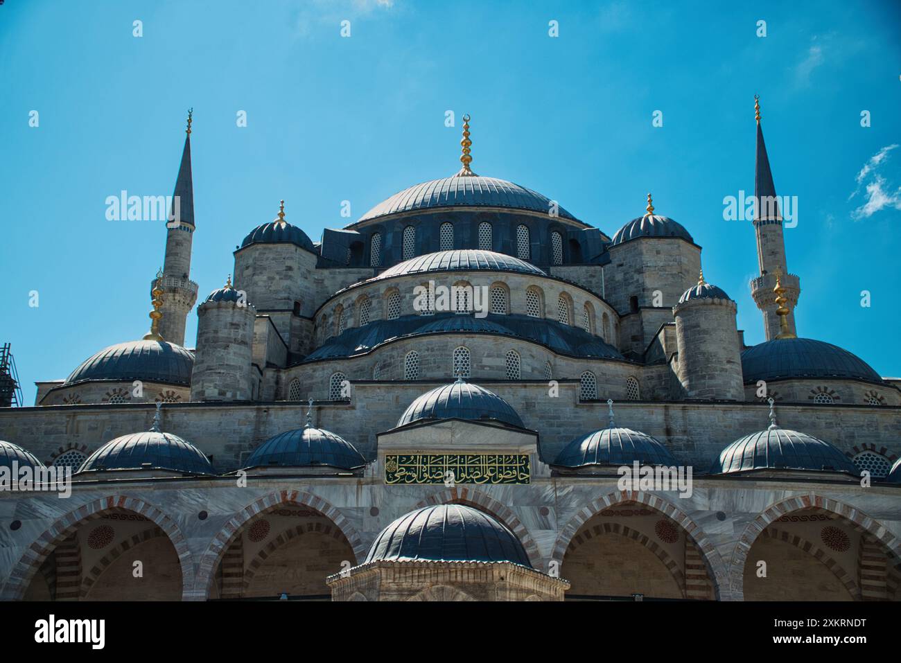 Panoramablick auf die Blaue Moschee von Istanbul oder Sultanahmet, historisches berühmtes religiöses Wahrzeichen, großartiger touristischer Ort, Türkiye Stockfoto