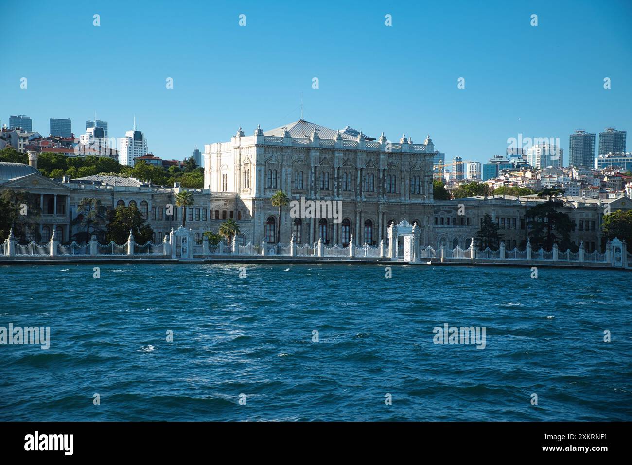 Panoramablick auf verschiedene Wahrzeichen am Ufer der bosporus-Straße, wie sie während der Fahrt in Istanbul, Türkei, zu sehen sind Stockfoto