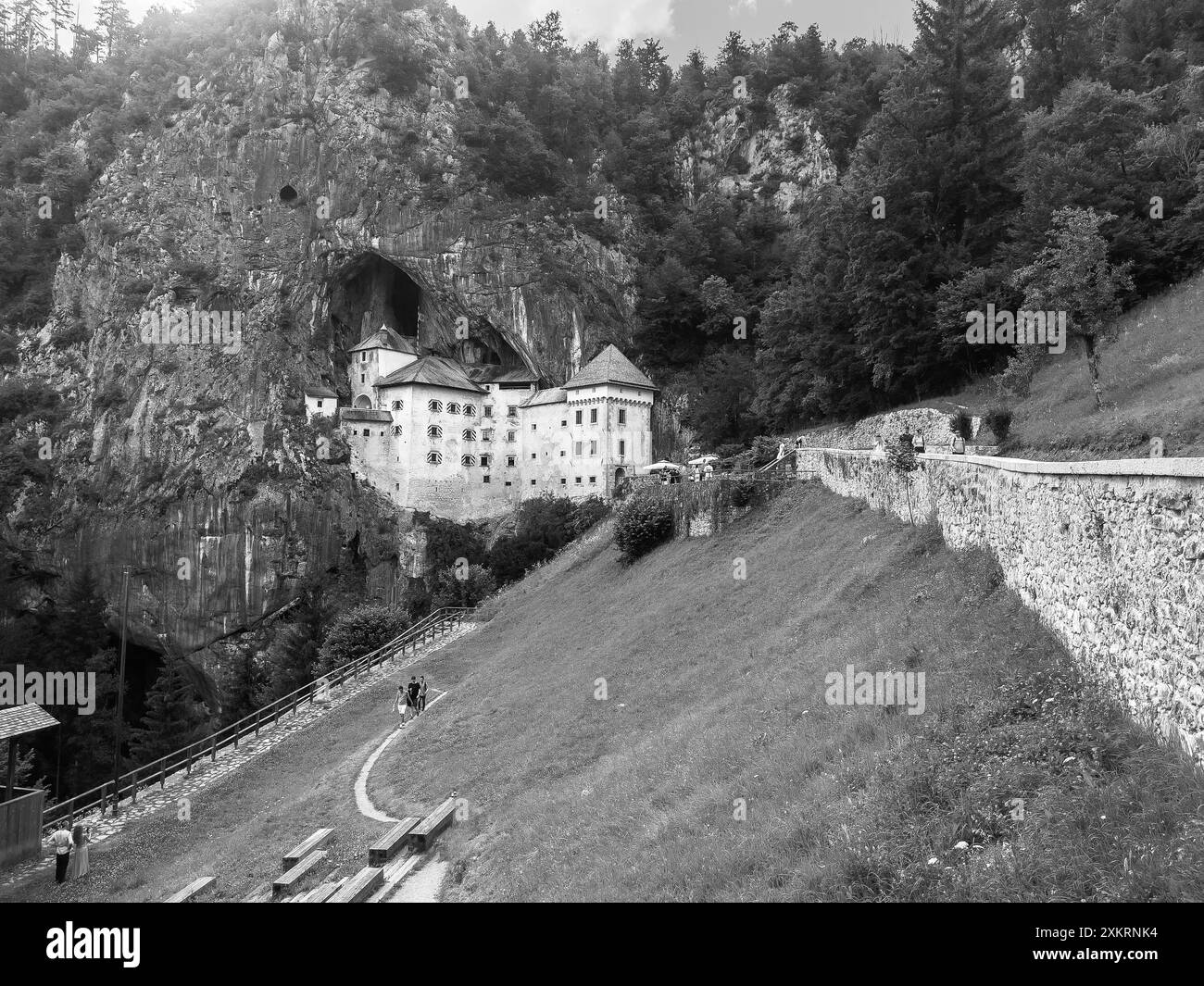 Schloss Predjama Castello di Predjama o Castel Lueghi, erbaut in einer Höhle in der Nähe von Postojna. Renaissanceschloss, erbaut in einer Höhlenmündung im Süden des Zentrums Stockfoto