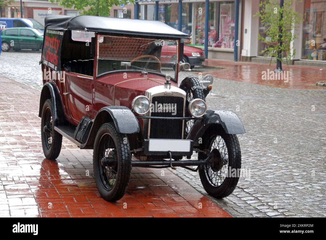 03.05.2009 Oldtimer Deutschland/Niedersachsen/Landkreis Gifhorn/Wittingen/Innenstadt/Geschäftsstraße/lange Straße/Peugeot Oldtimer als Werbeträger für ein Schuhgeschäft/Regen/ ***Nutzung nur redaktionell*** *** 03 05 2009 Oldtimer Deutschland Niedersachsen Kreis Gifhorn Wittingen Stadtzentrum Einkaufsstraße lange Oldtimer Strasse Peugeot als Werbemedium für einen Schuhladen Regen nur zu redaktionellen Zwecken verwenden Stockfoto