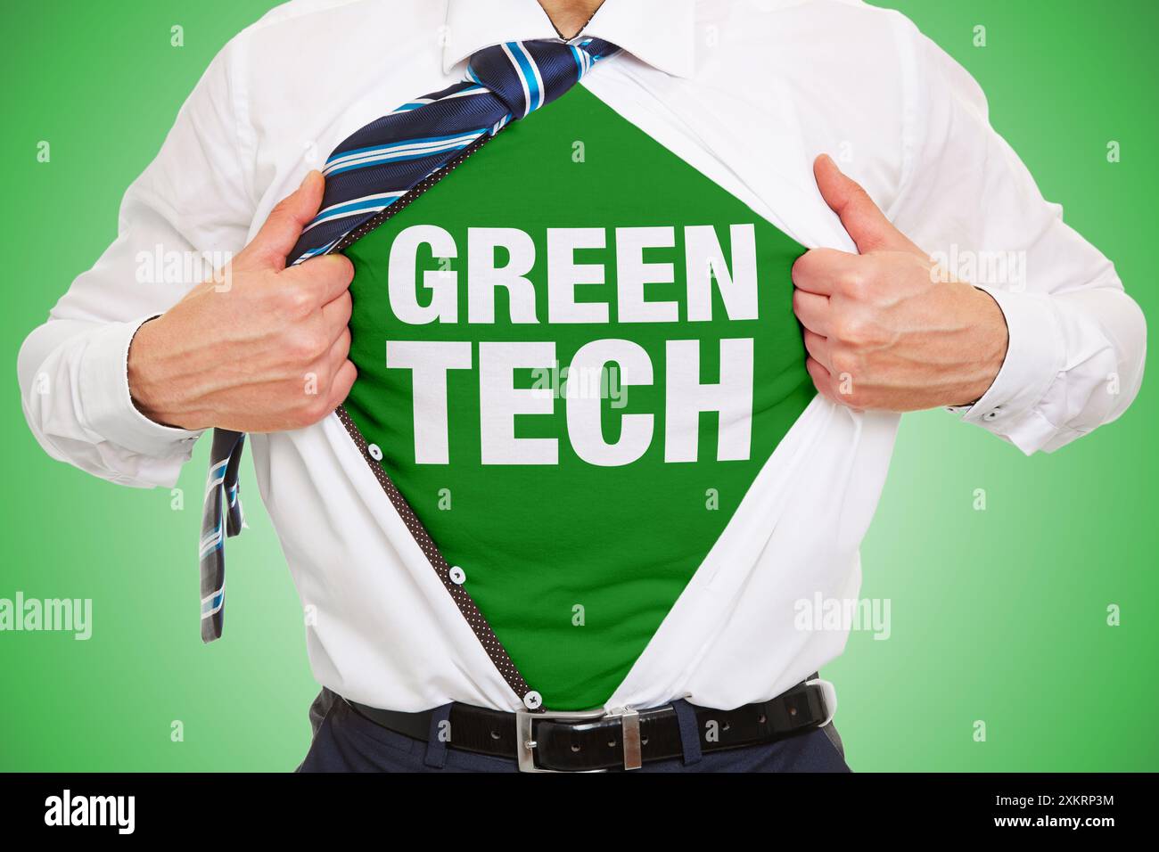 Geschäftsmann mit Schriftzug Green Tech unter dem Shirt als Konzept für grüne Technologie Stockfoto